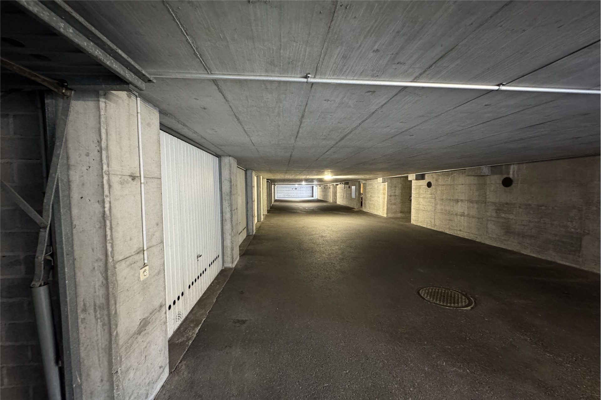 Tiefgarage mit Betonwänden und Stellplatzzugang