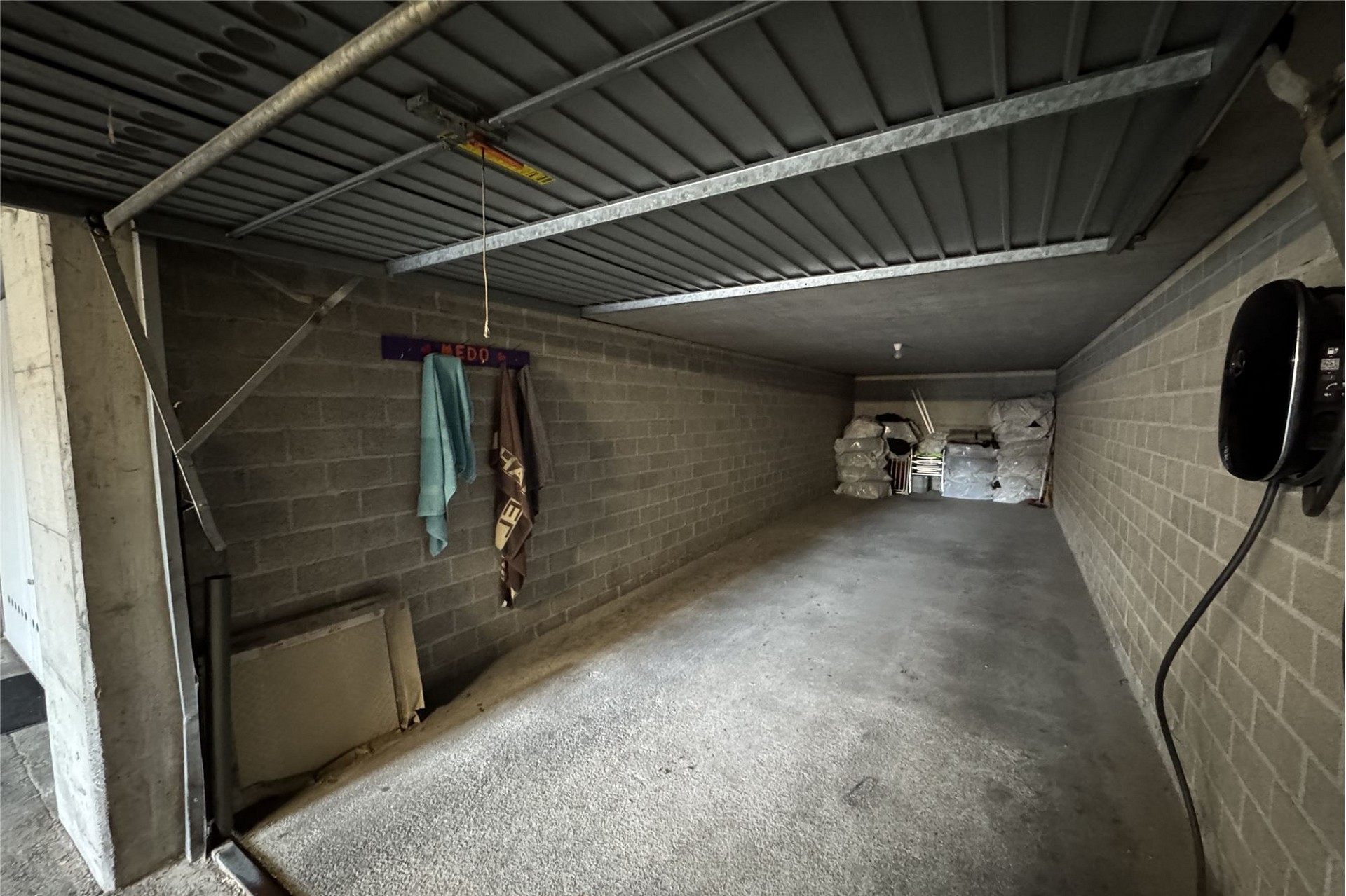 Garage mit Betonboden und Lagerbereich