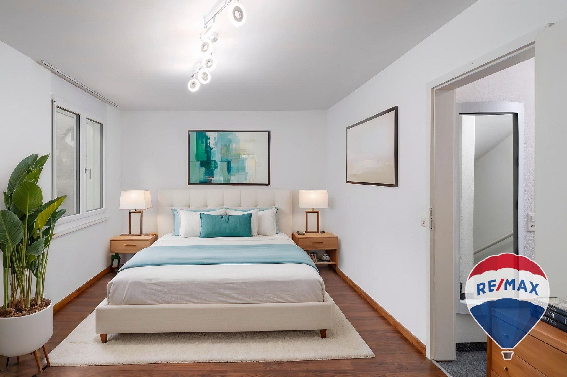Helles Schlafzimmer mit moderner Einrichtung