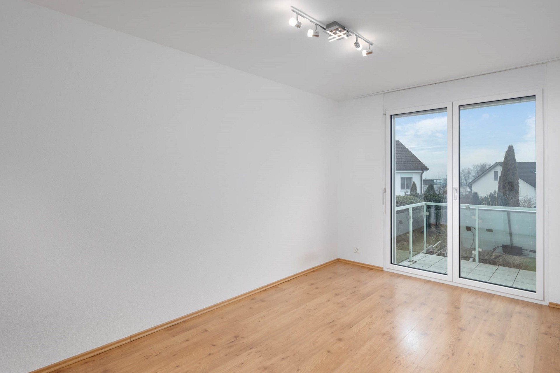 Heller leerer Raum mit Balkonblick