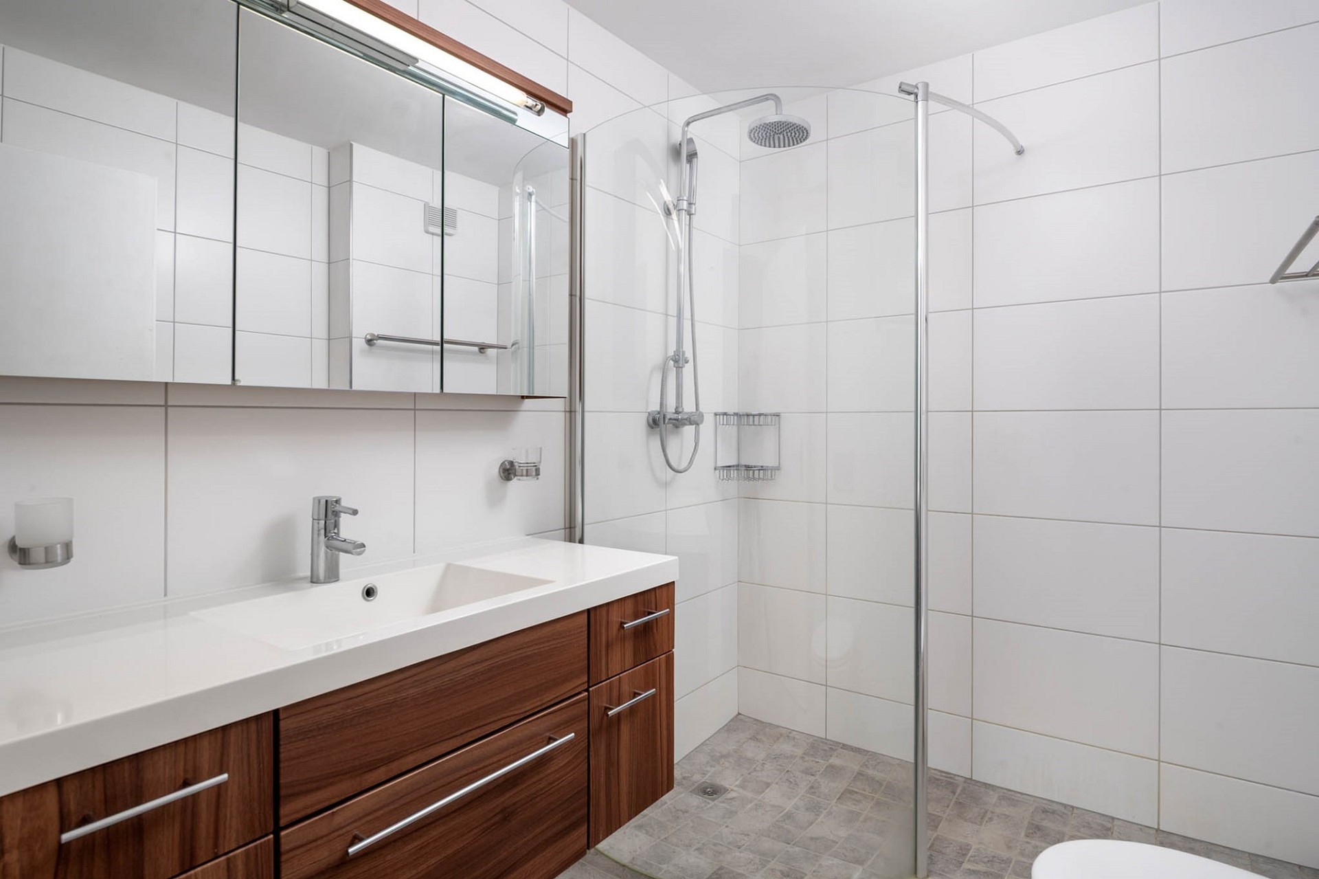 Modernes Badezimmer mit Dusche und Waschtisch