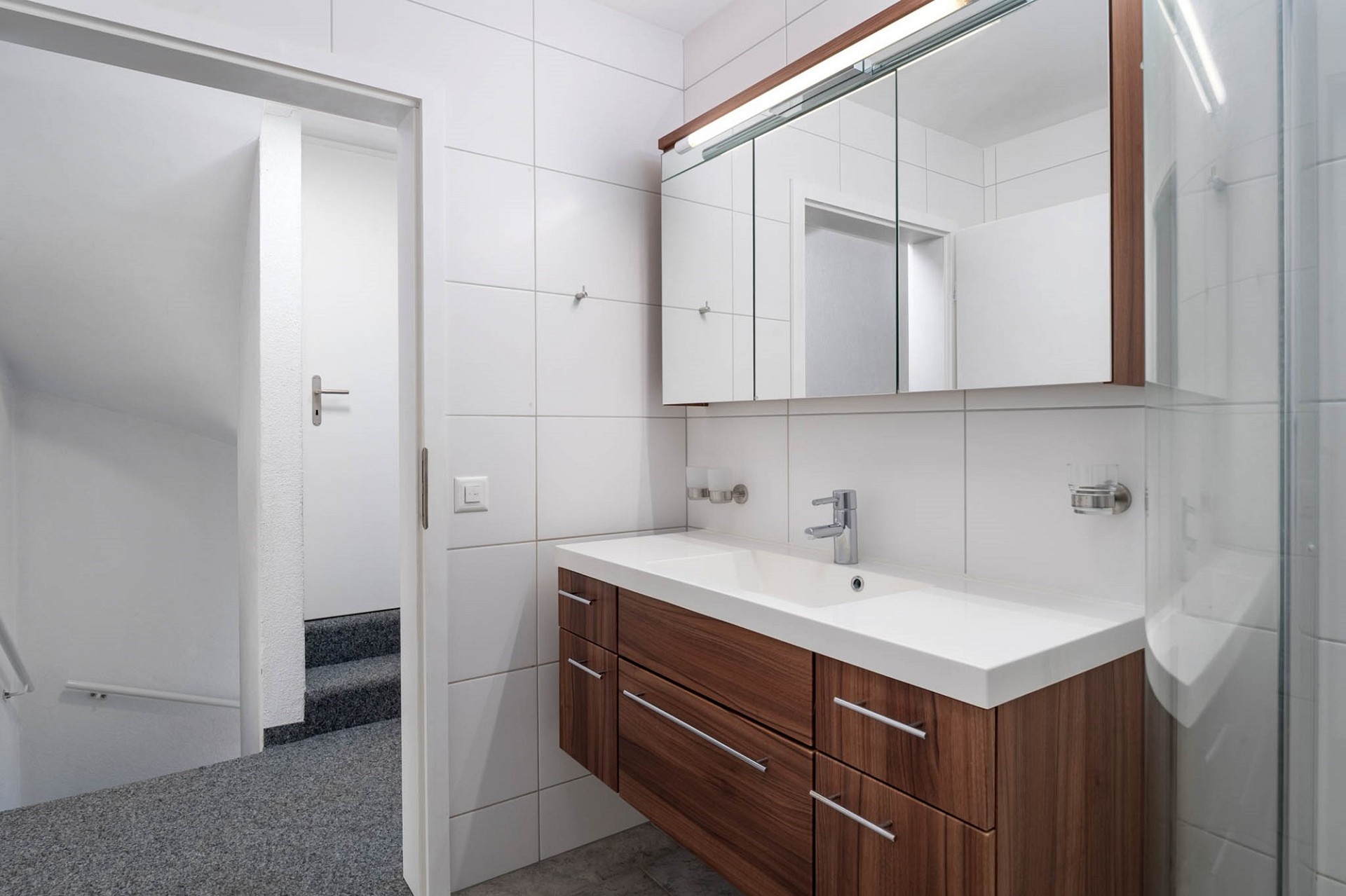 Modernes Badezimmer mit Holzwaschtisch