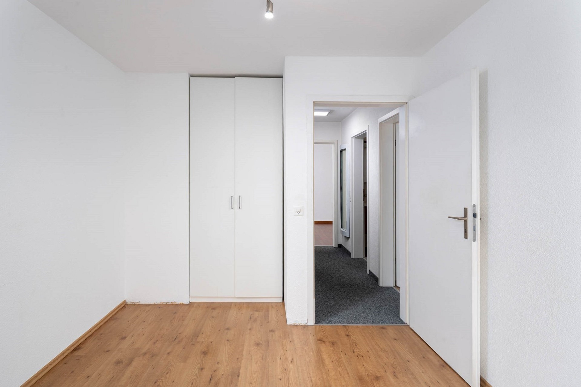 Helles Zimmer mit Flur und Einbauschrank