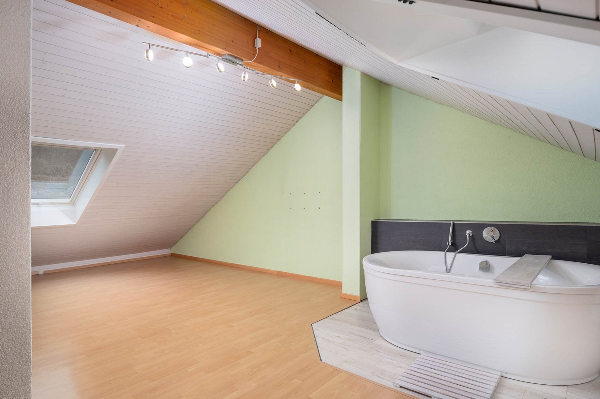 Dachgeschossbad mit freistehender Wanne
