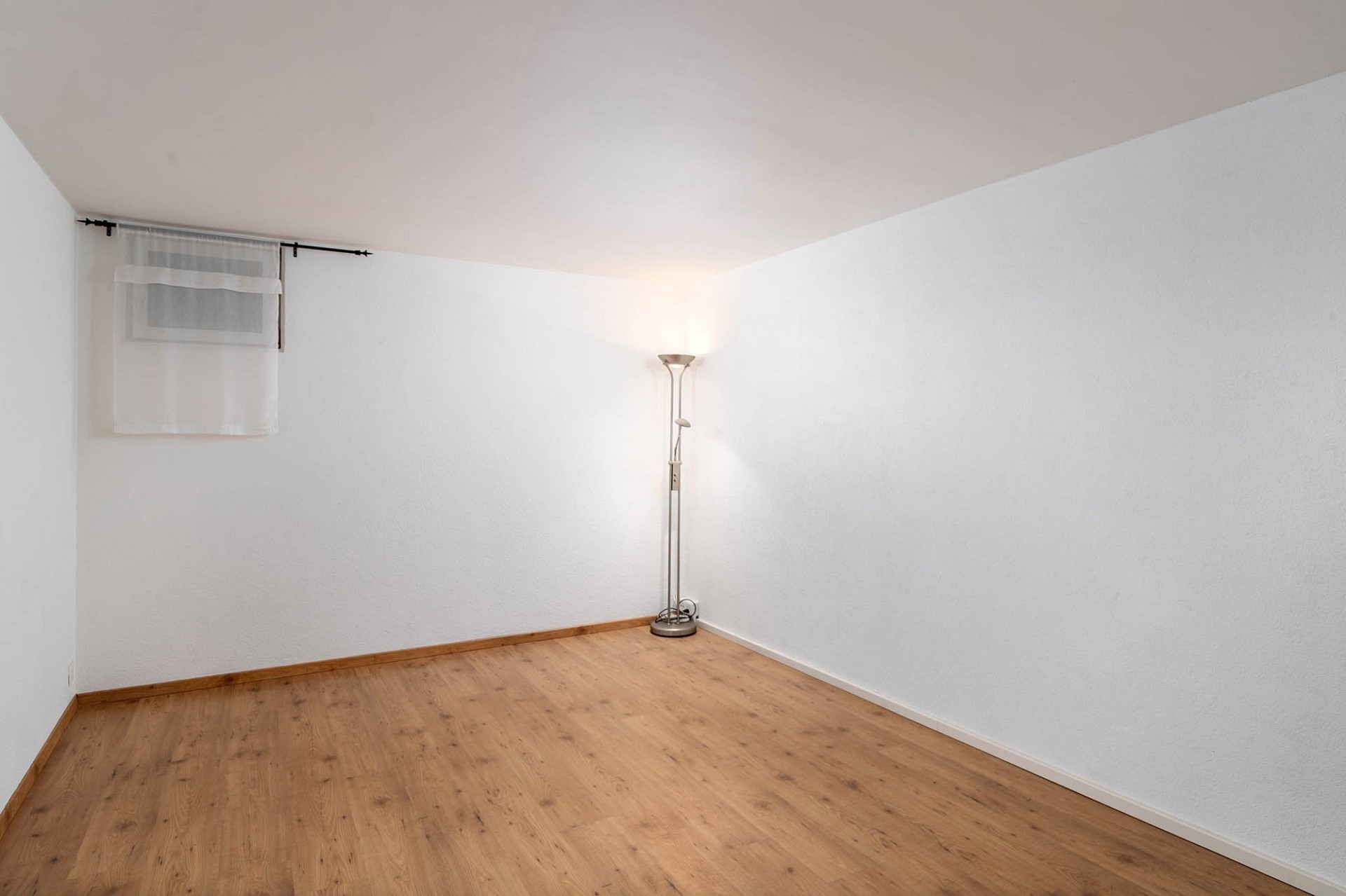Leerer Raum mit Holzoptikboden