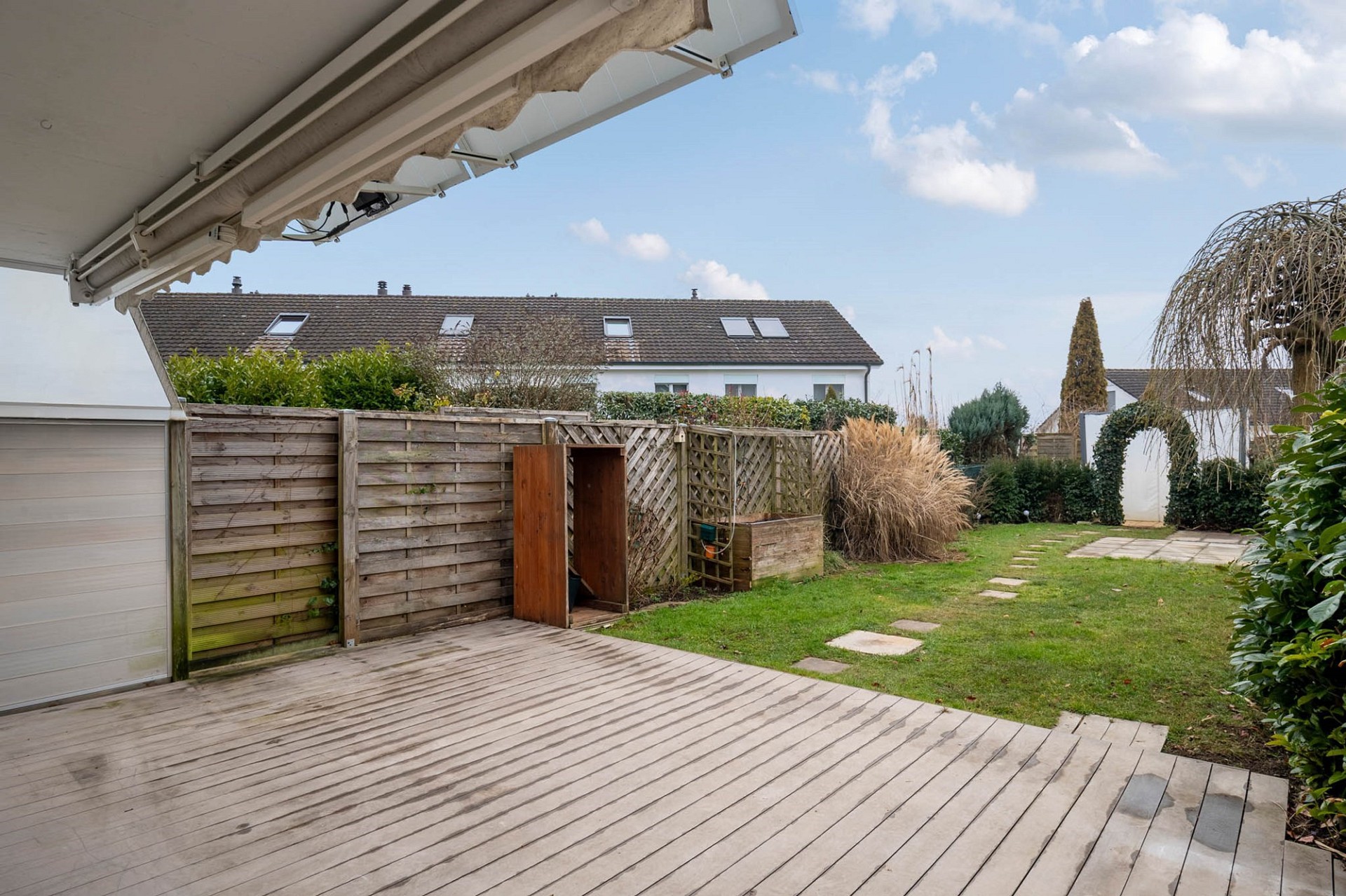 Garten mit Terrasse und Nachbarhaus