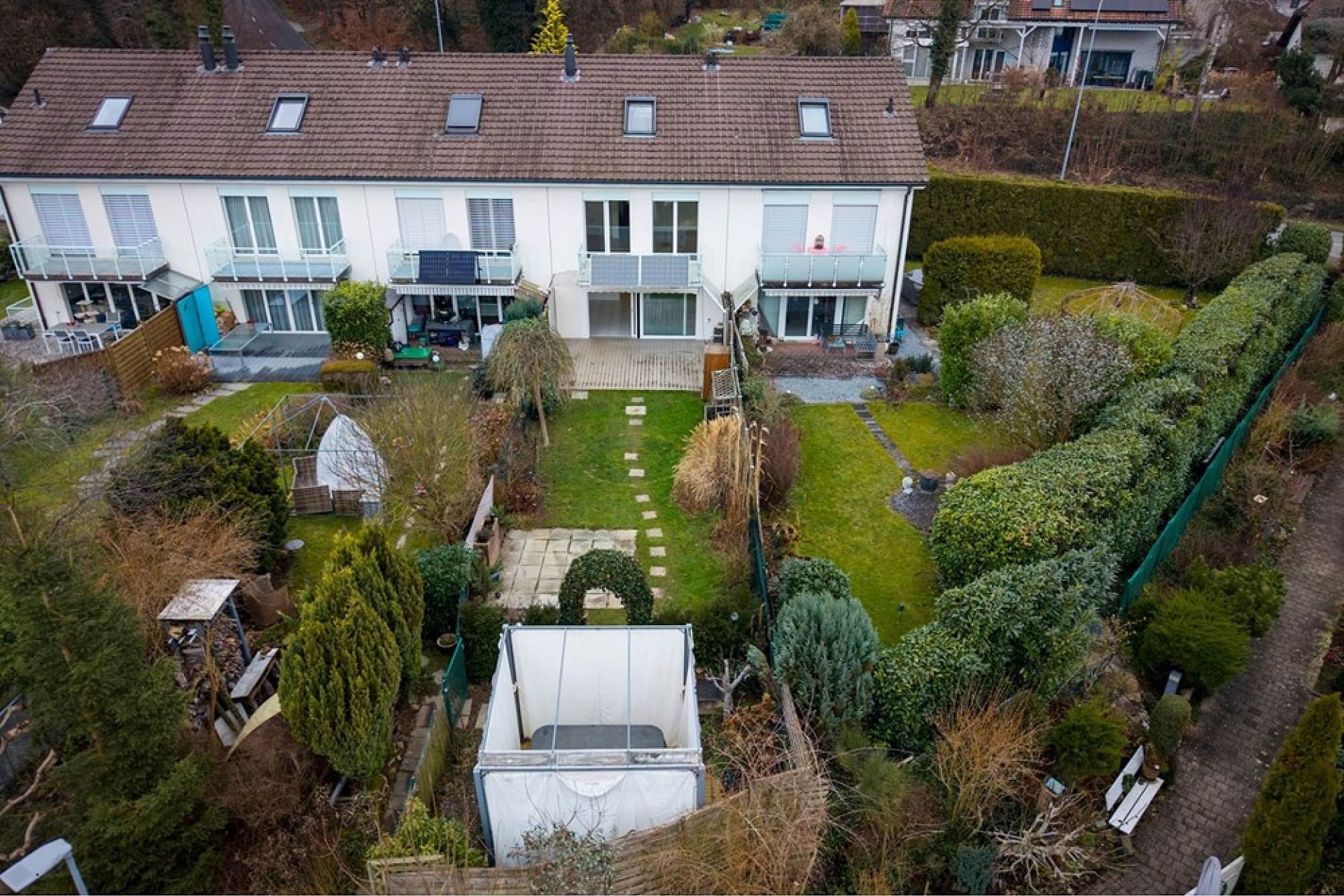 Drohnenaufnahme eines Reihenhauses mit Garten