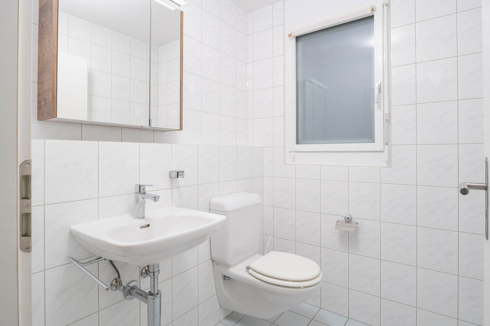 Gäste-WC mit wandhängendem Waschbecken und WC
