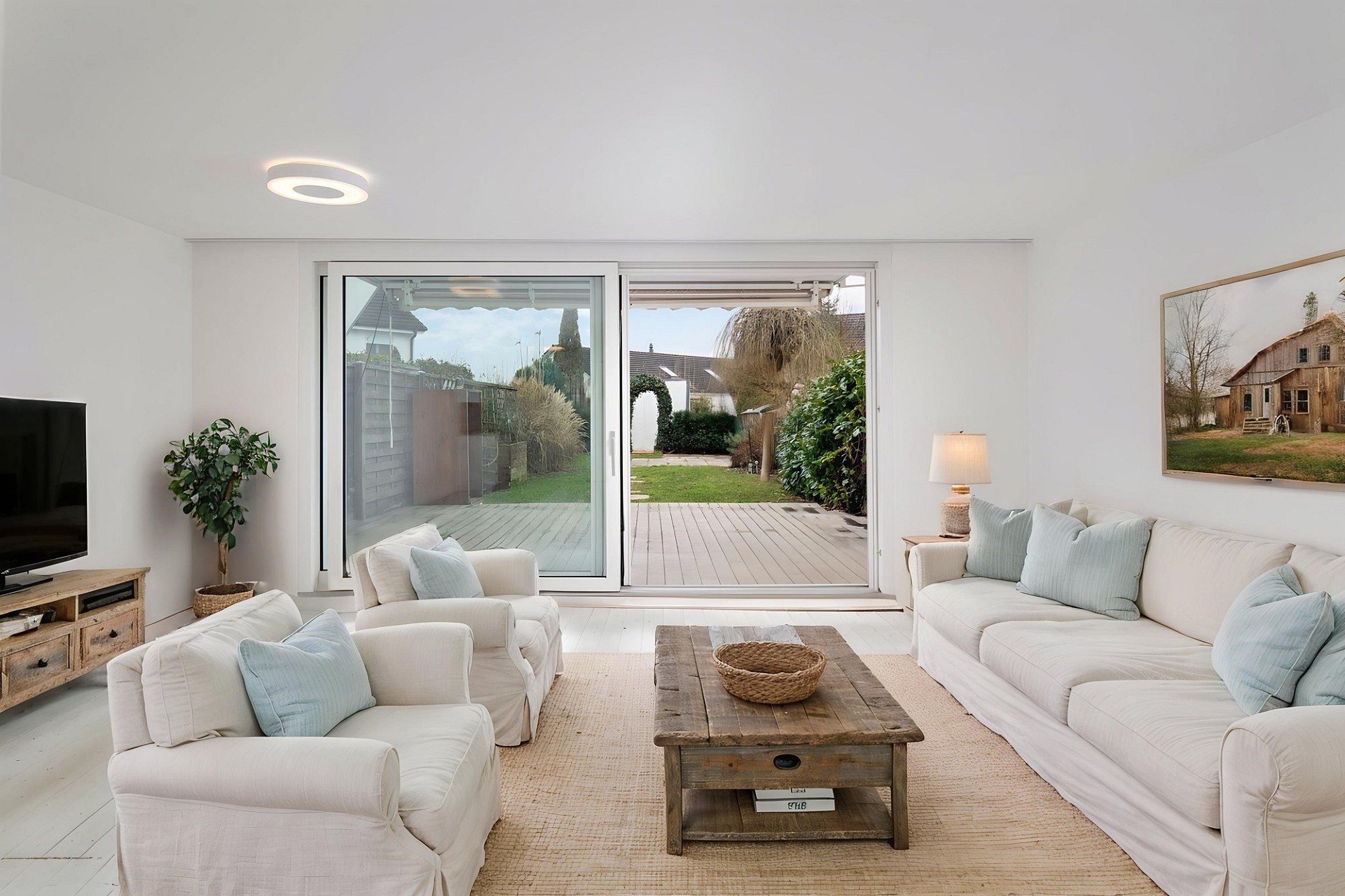 Helles Wohnzimmer mit Gartenzugang