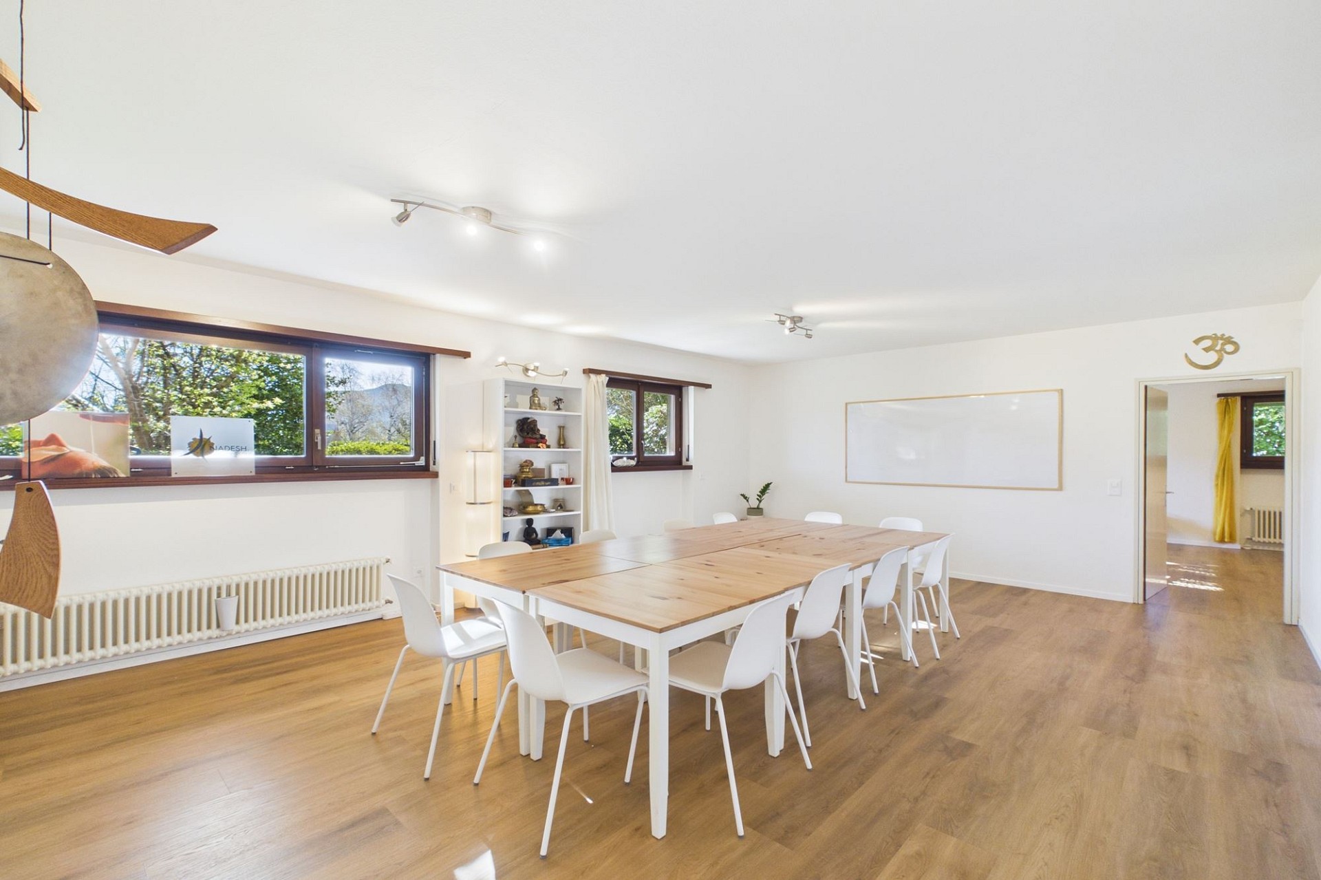 Heller Essbereich mit Holztisch und weißen Stühlen