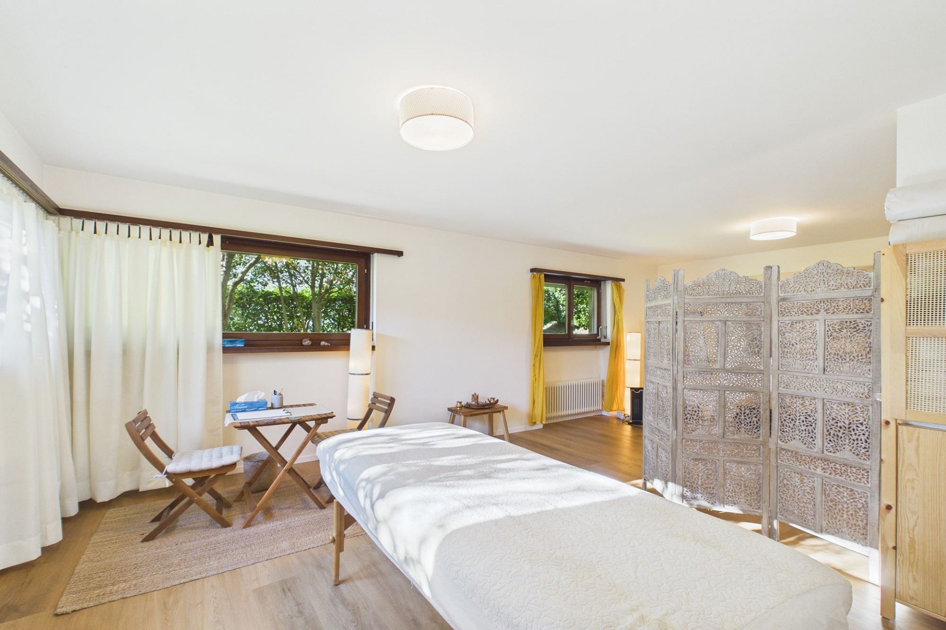 Helles Schlafzimmer mit natürlichem Look