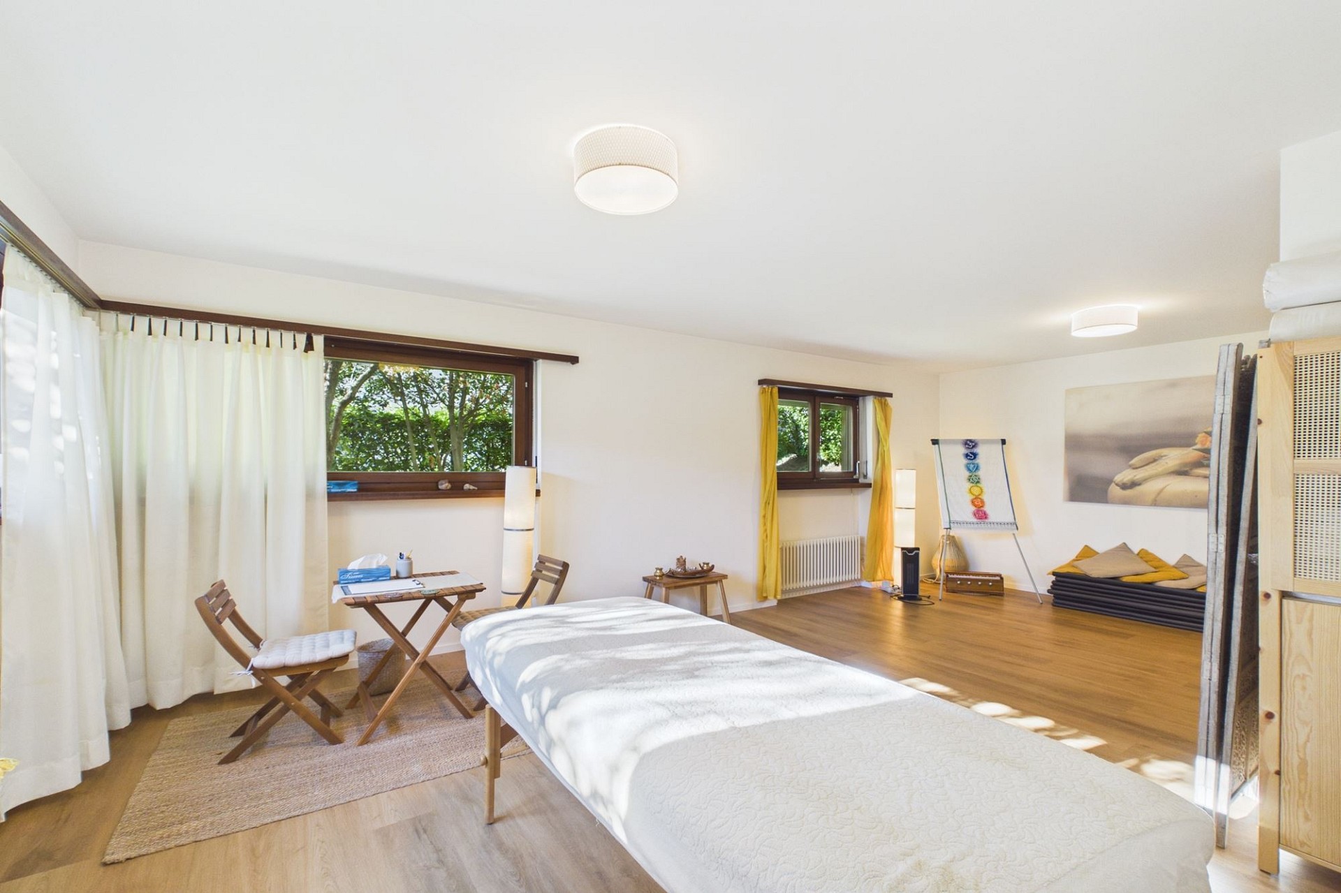 Helles Schlafzimmer mit minimalistischer Einrichtung
