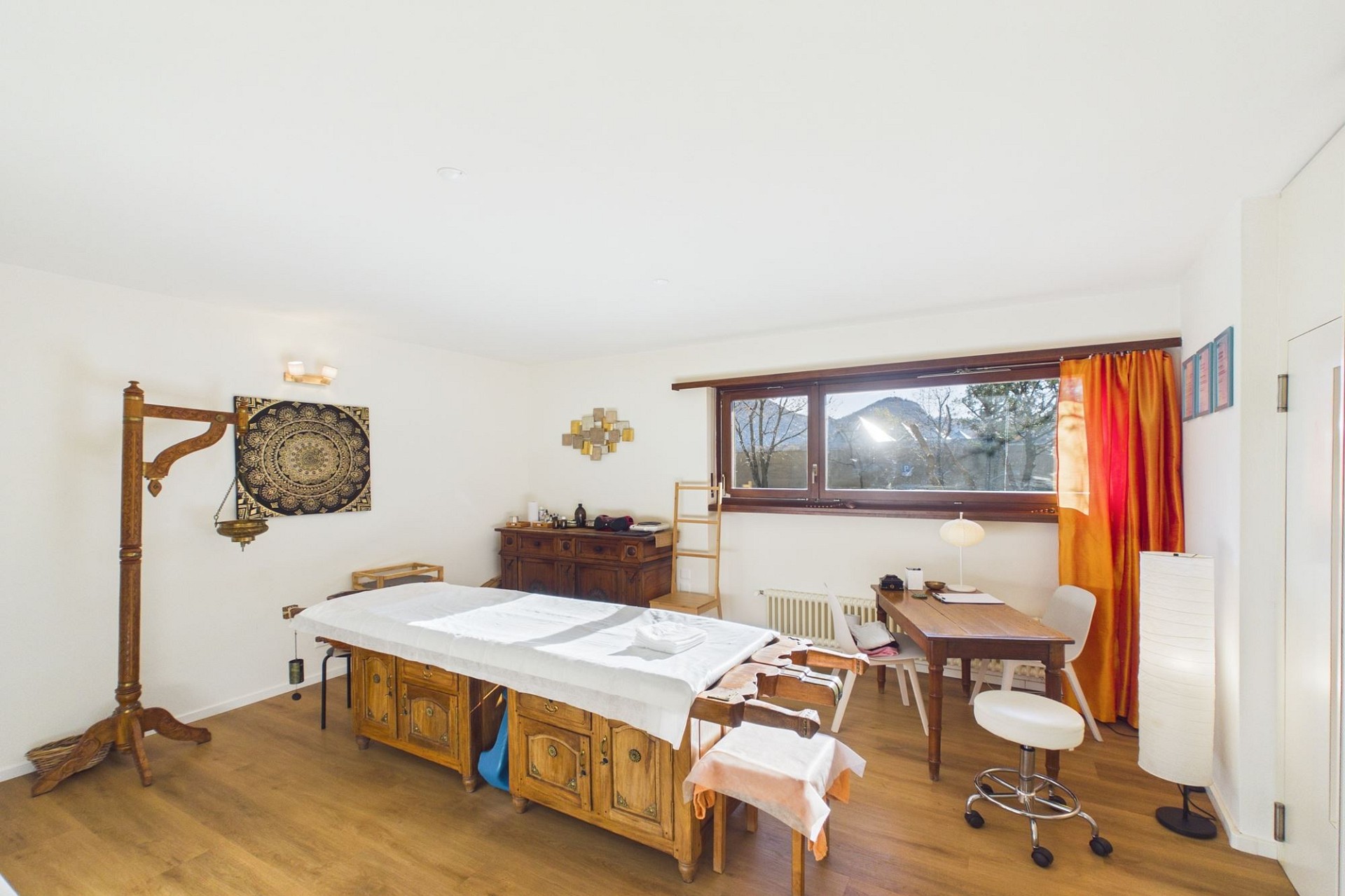 Helles Schlafzimmer mit Arbeitsbereich