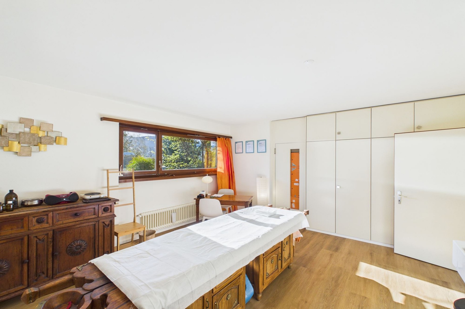 Helles Schlafzimmer mit antiken Möbeln