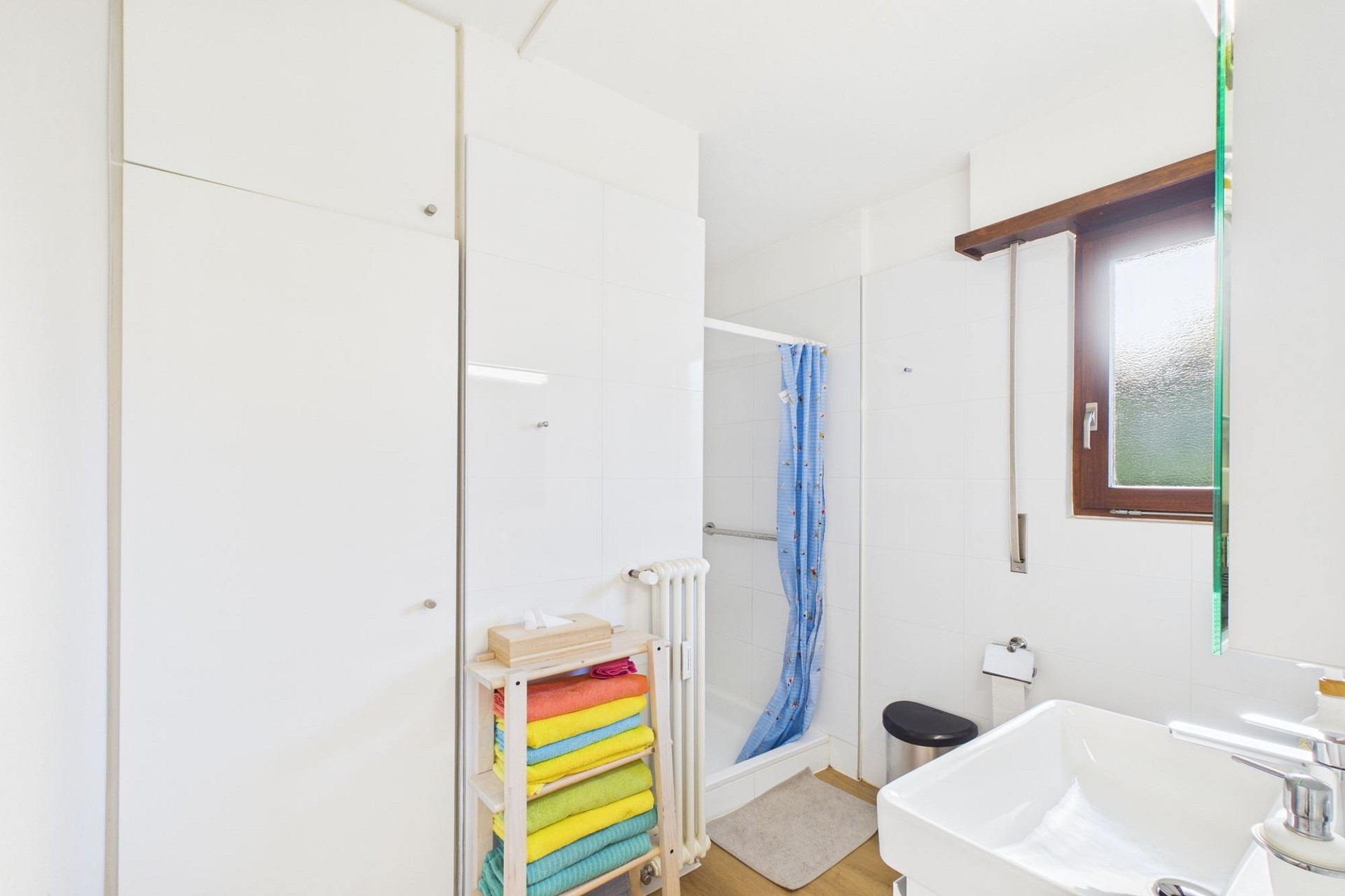 Helles Badezimmer mit Dusche und Waschbecken