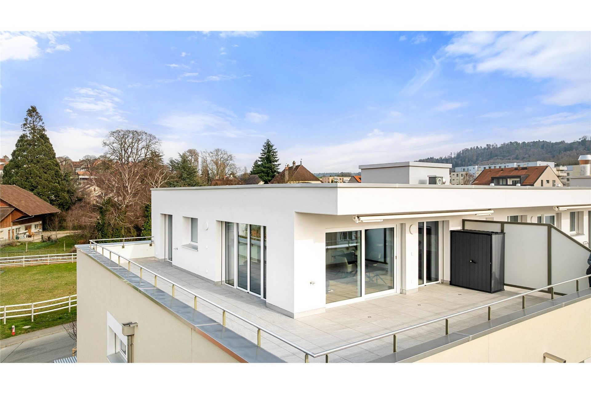 Moderne Dachterrasse mit umlaufender Brüstung