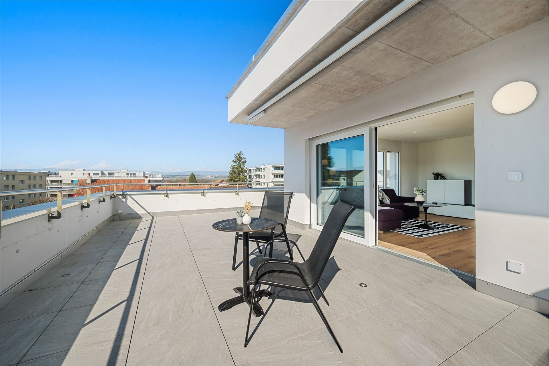 Große Dachterrasse mit Blick ins Wohninnere
