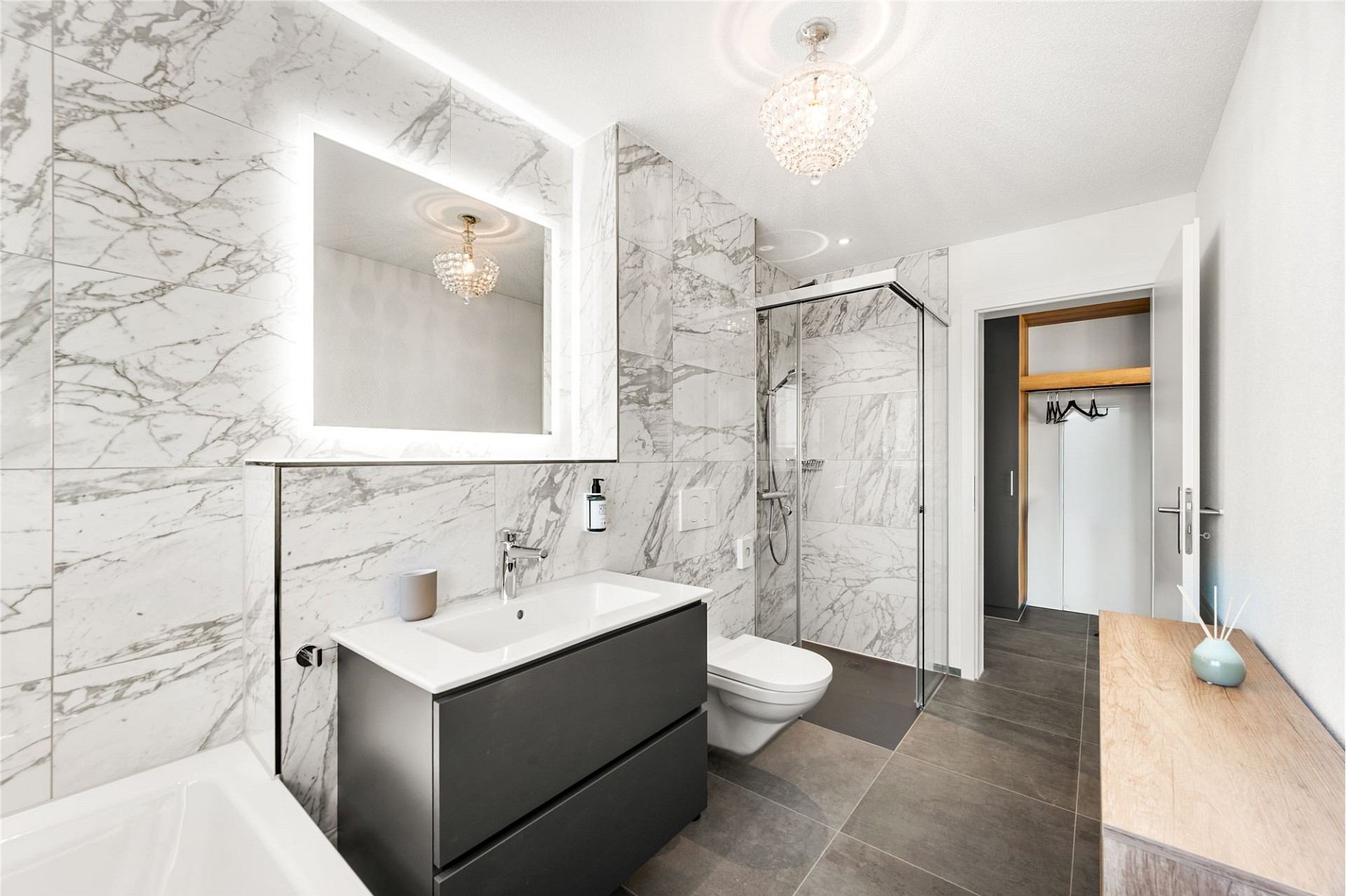 Modernes Badezimmer mit Marmoroptik und Walk-in-Dusche