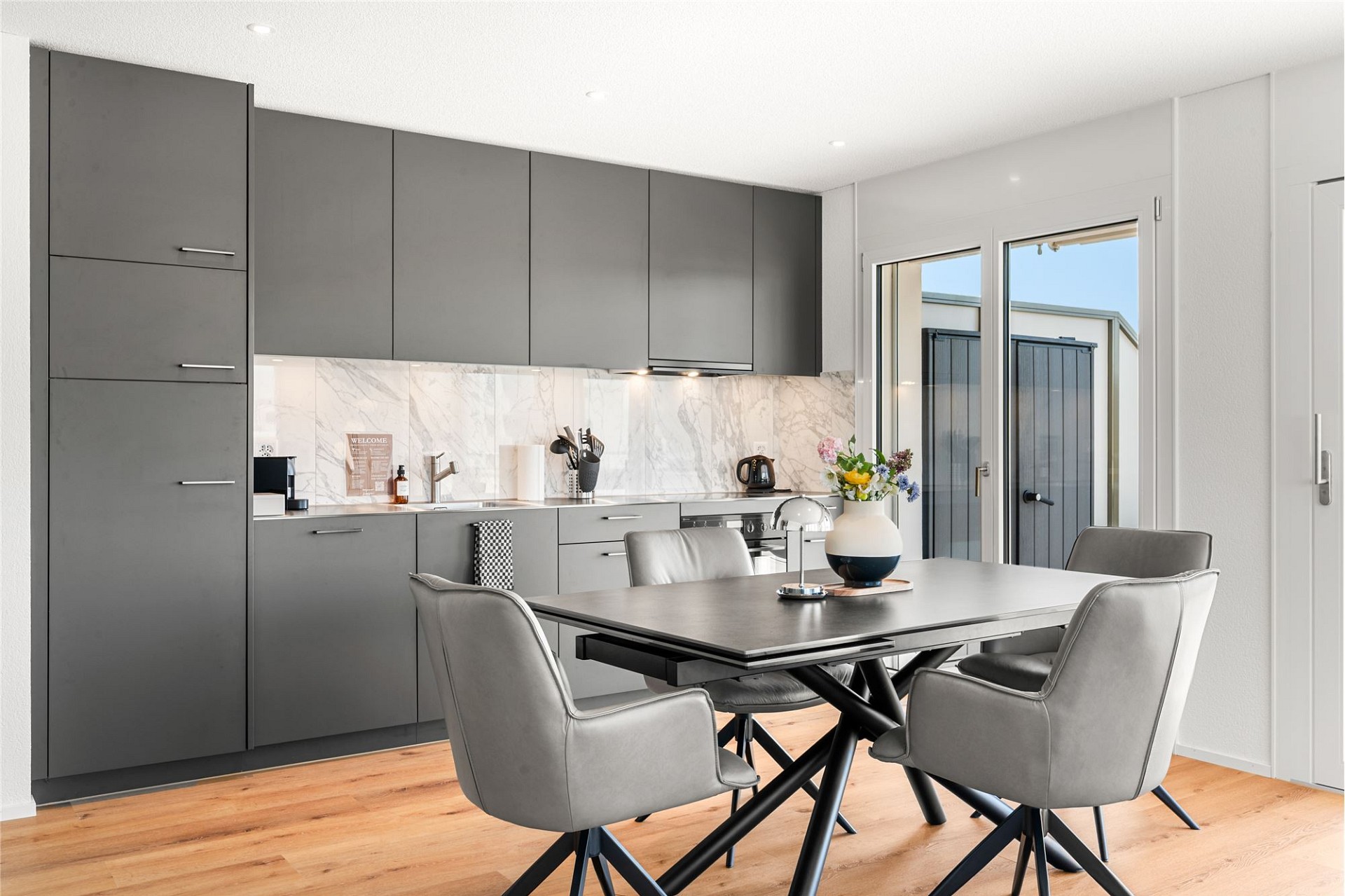 Moderne Essküche mit grauen Fronten
