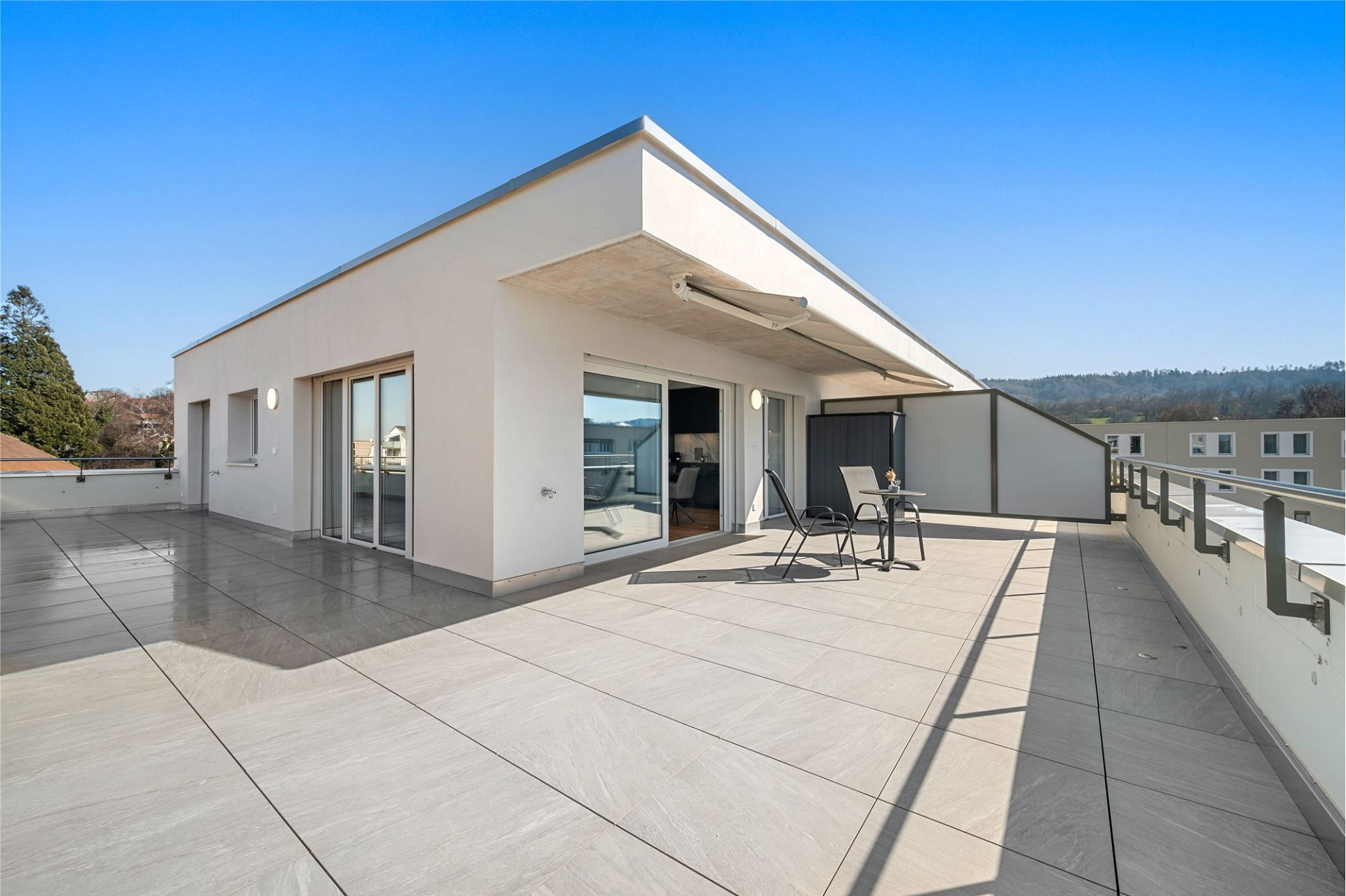 Große Dachterrasse mit moderner Bebauung