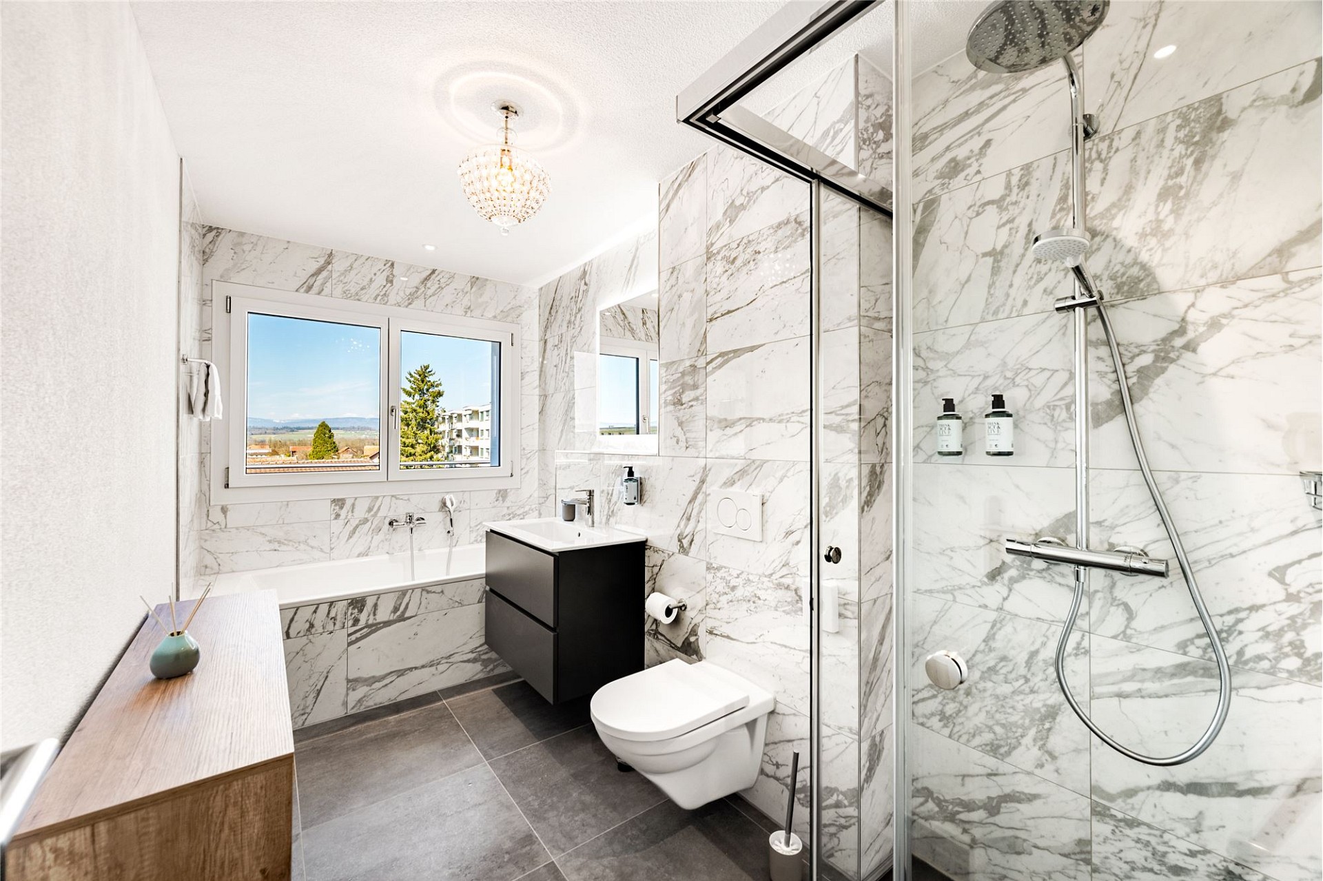 Modernes Bad mit Badewanne und Walk-in-Dusche