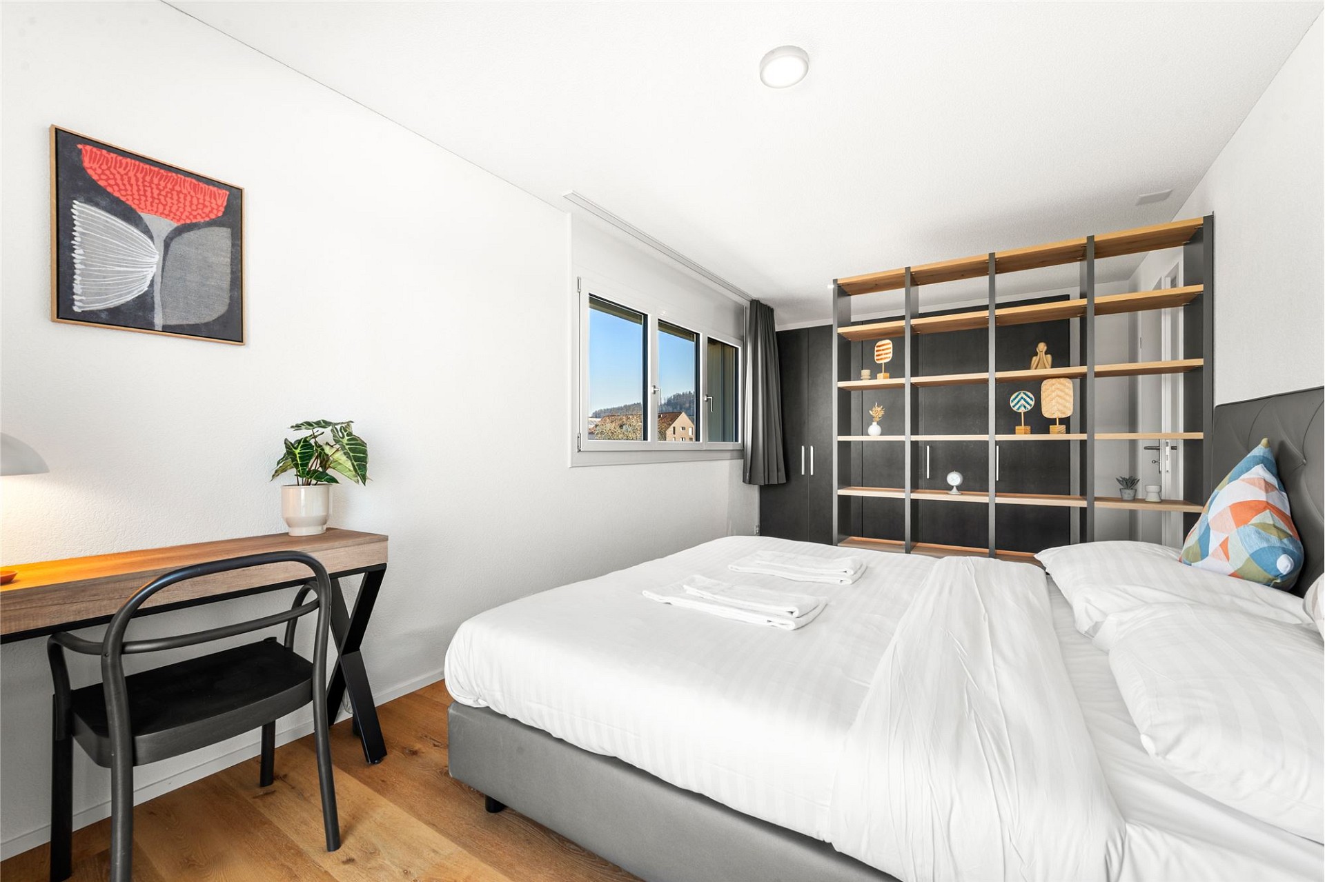 Modernes Schlafzimmer mit Arbeitsbereich