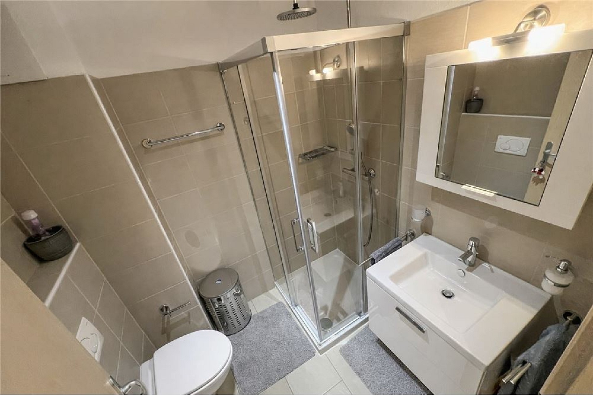 Modernes Badezimmer mit Dusche und Waschtisch