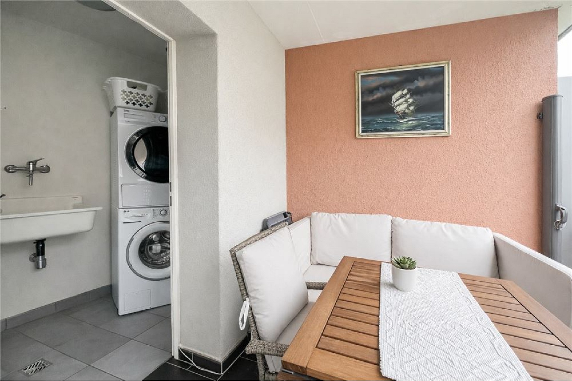 Balkon mit Sitzecke und Hauswirtschaftsbereich