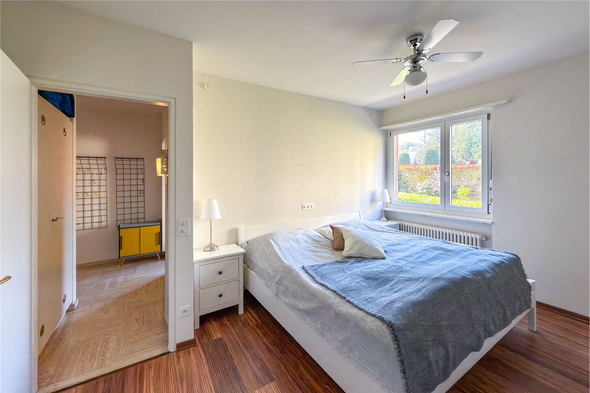 Helles Schlafzimmer mit Blick in den angrenzenden Bereich