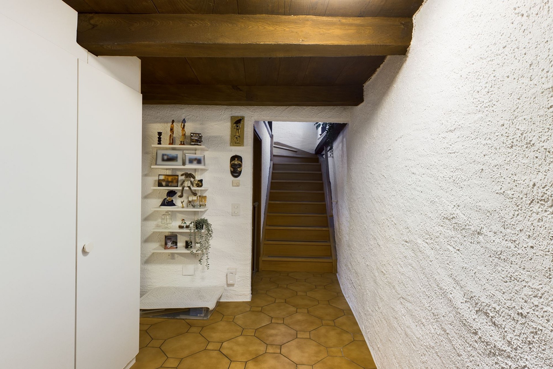 Kleiner Flur mit Treppe und Naturmaterialien
