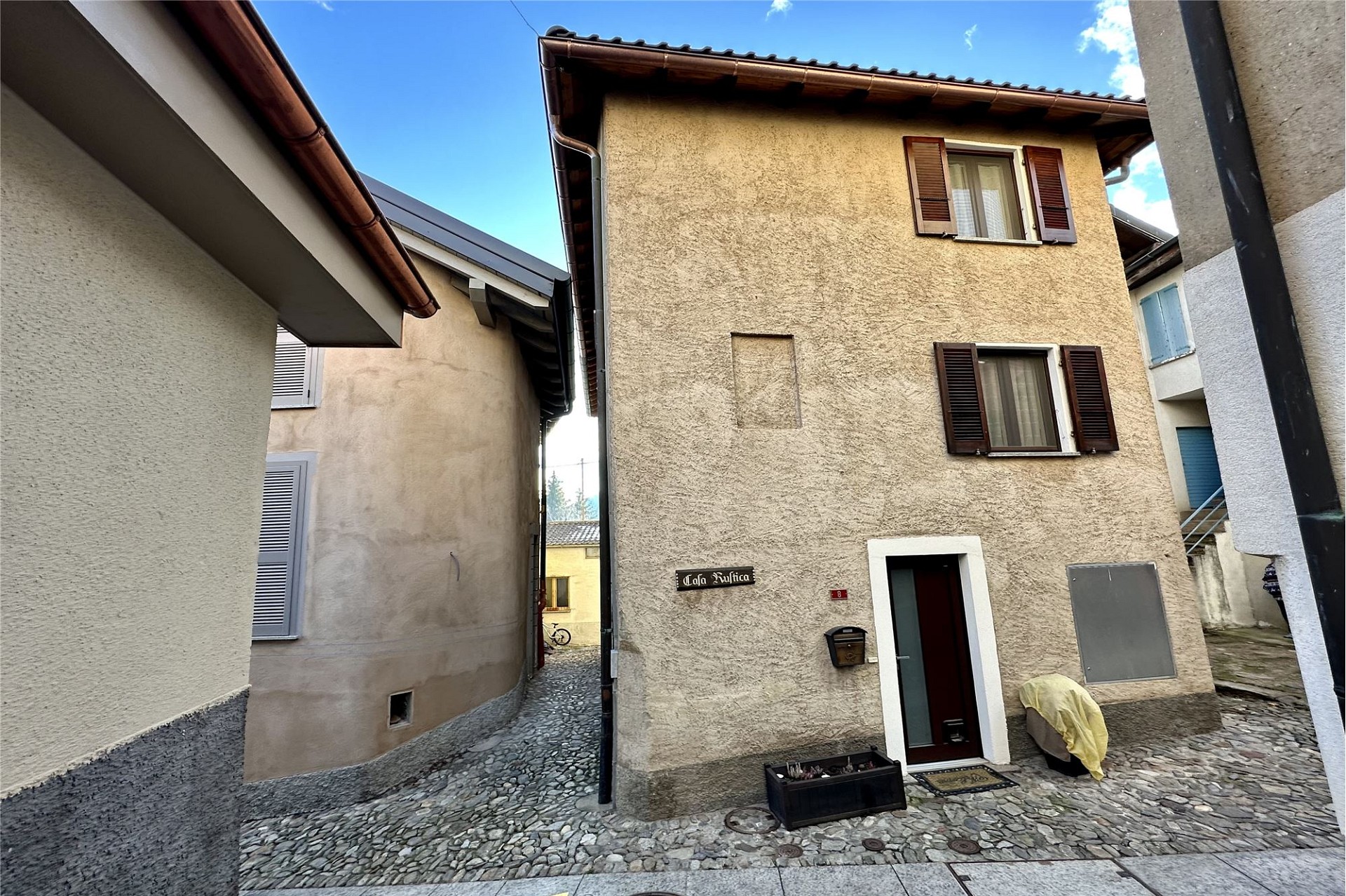 Enge Gasse mit traditionellen Wohnhäusern