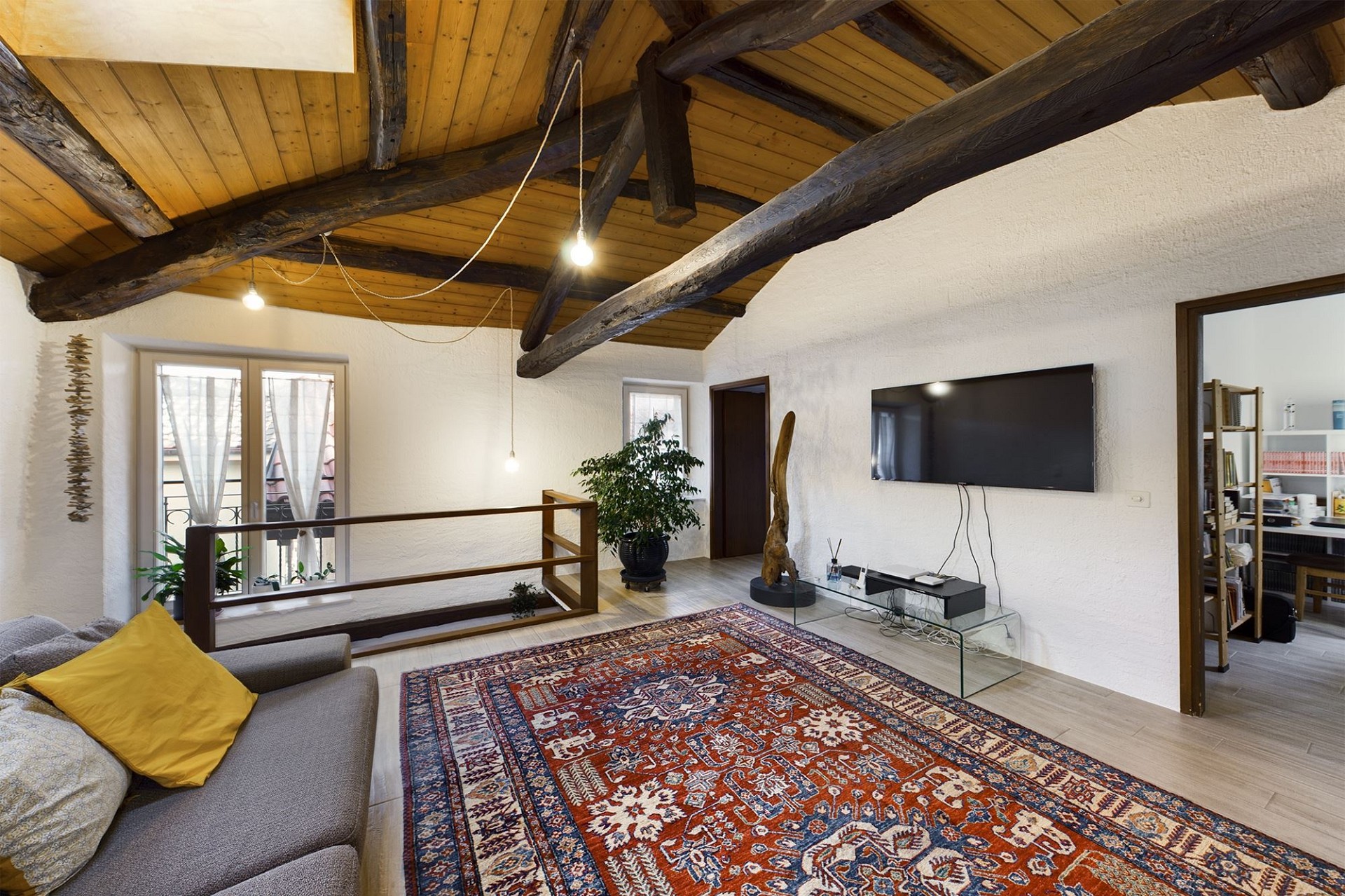 Gemütliches Dachgeschoss-Wohnzimmer mit sichtbaren Holzbalken