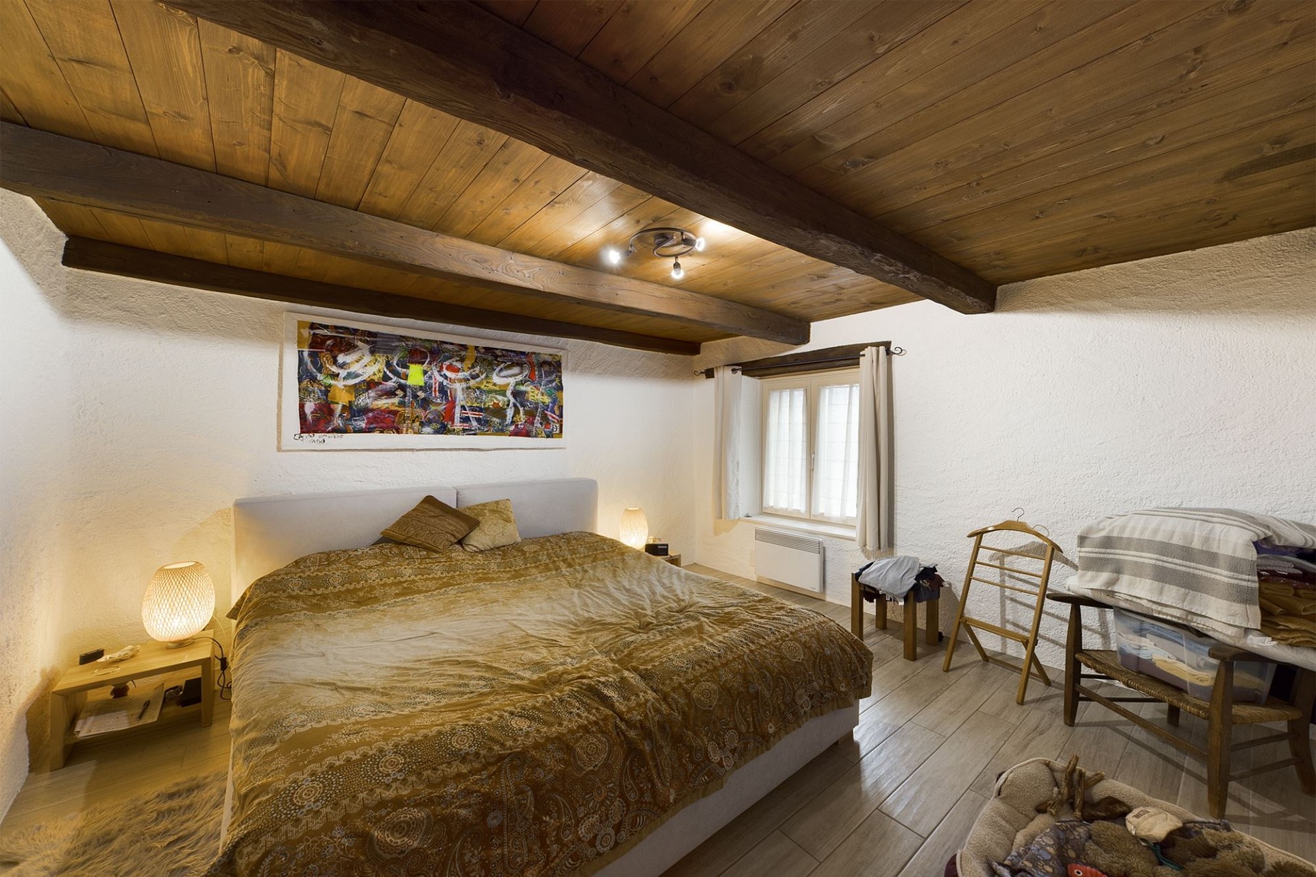 Gemütliches Schlafzimmer mit Holzbalkendecke