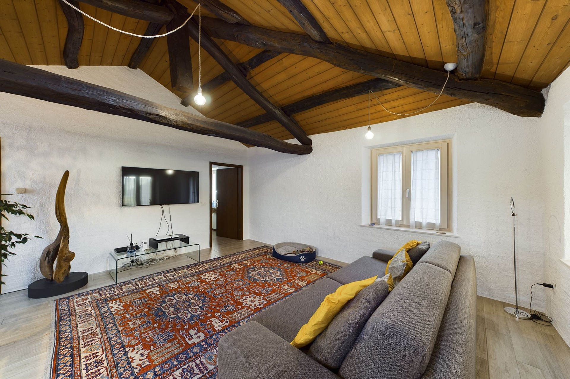 Gemütliches Wohnzimmer mit sichtbaren Holzbalken