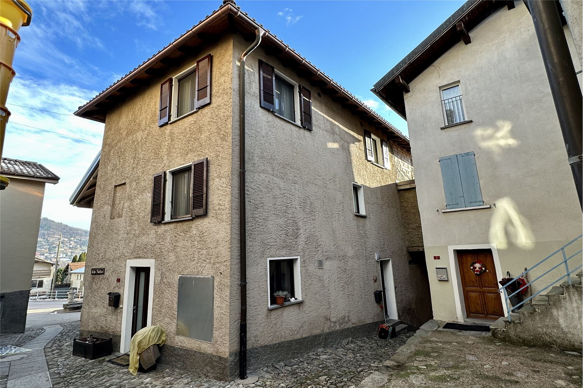 Dorfhaus mit Putzfassade und Satteldächern
