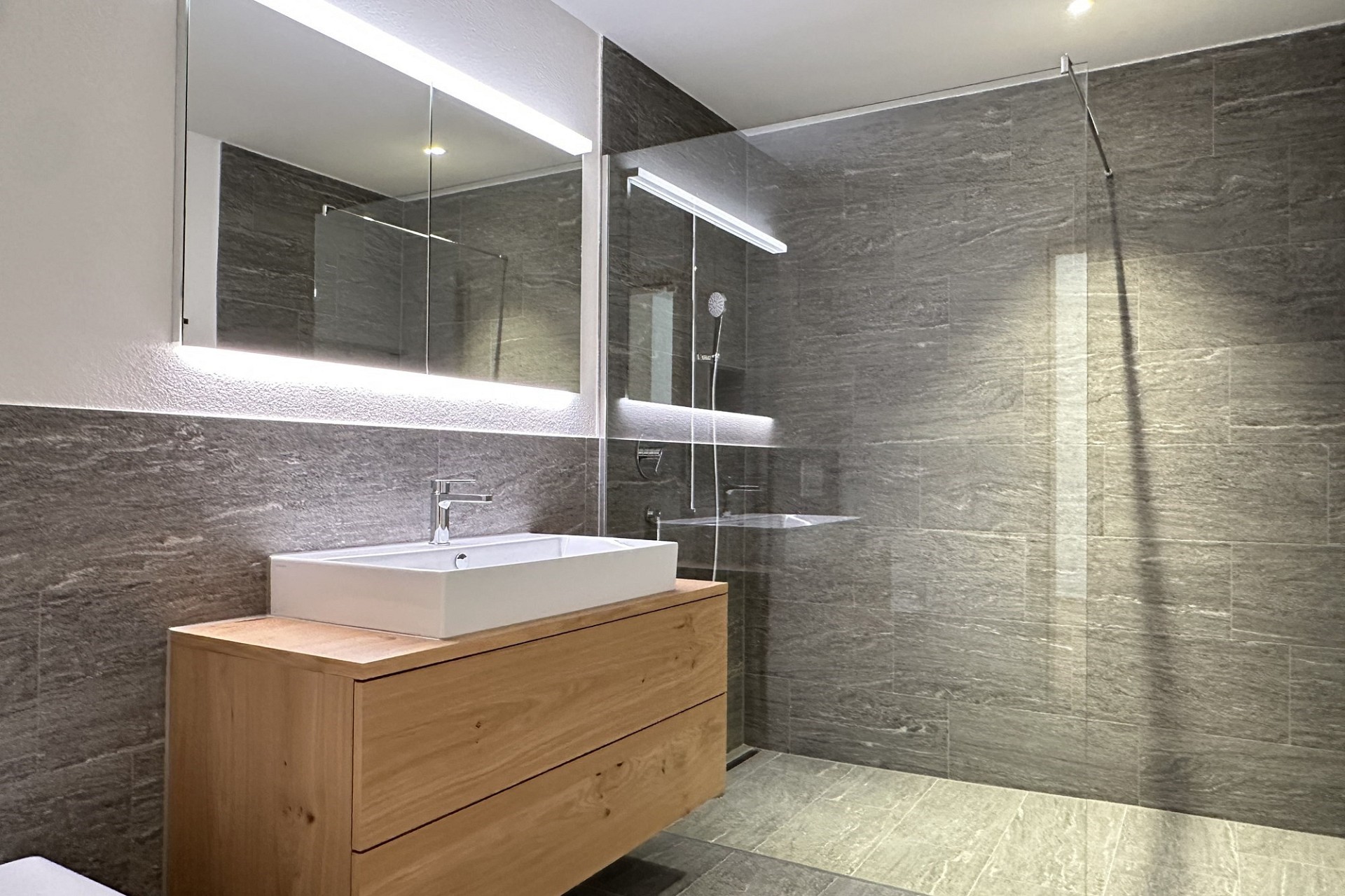 Modernes Badezimmer mit begehbarer Dusche und Holzwaschtisch