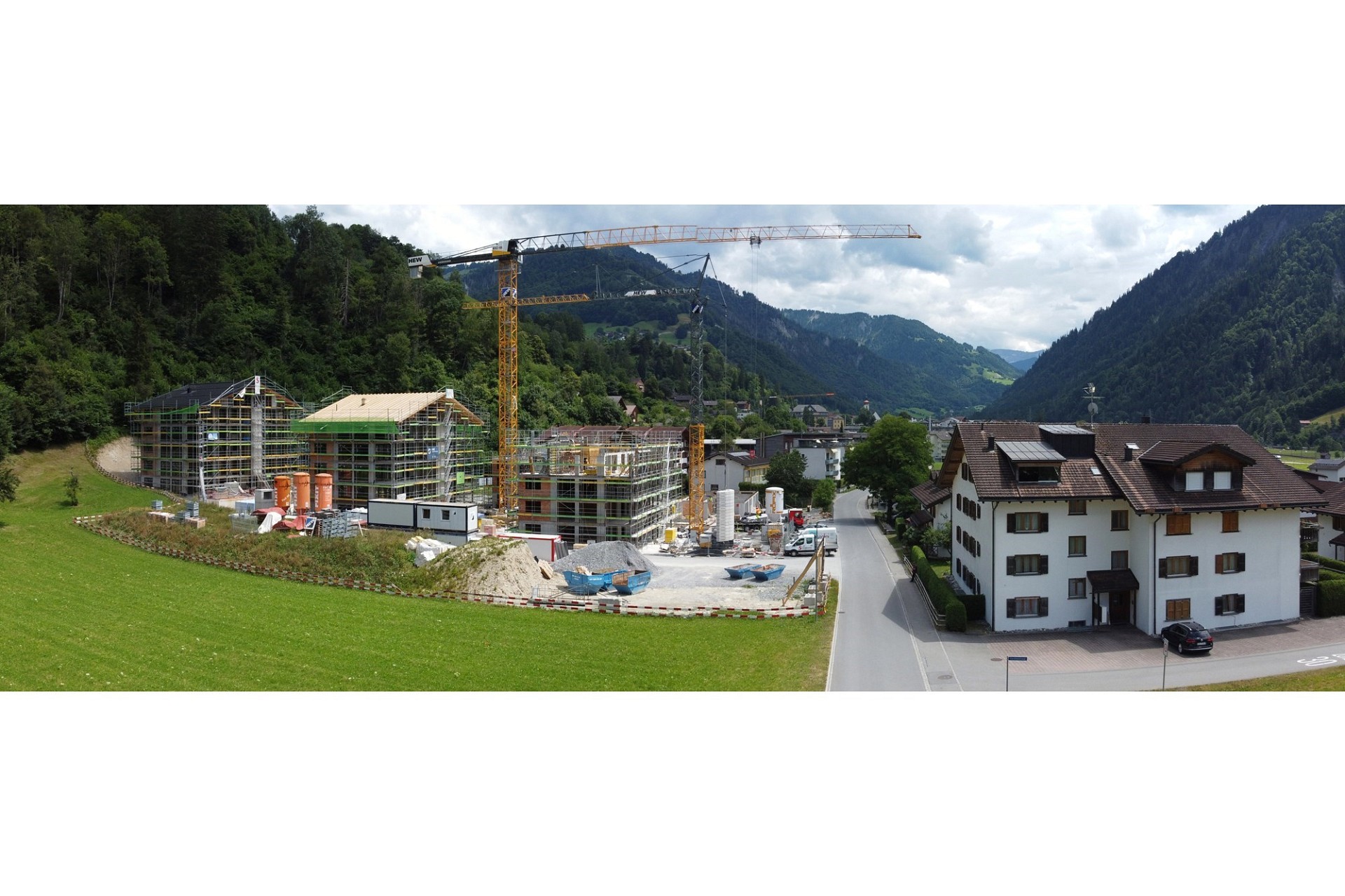 Berglandschaft mit Baustelle und Wohnhaus