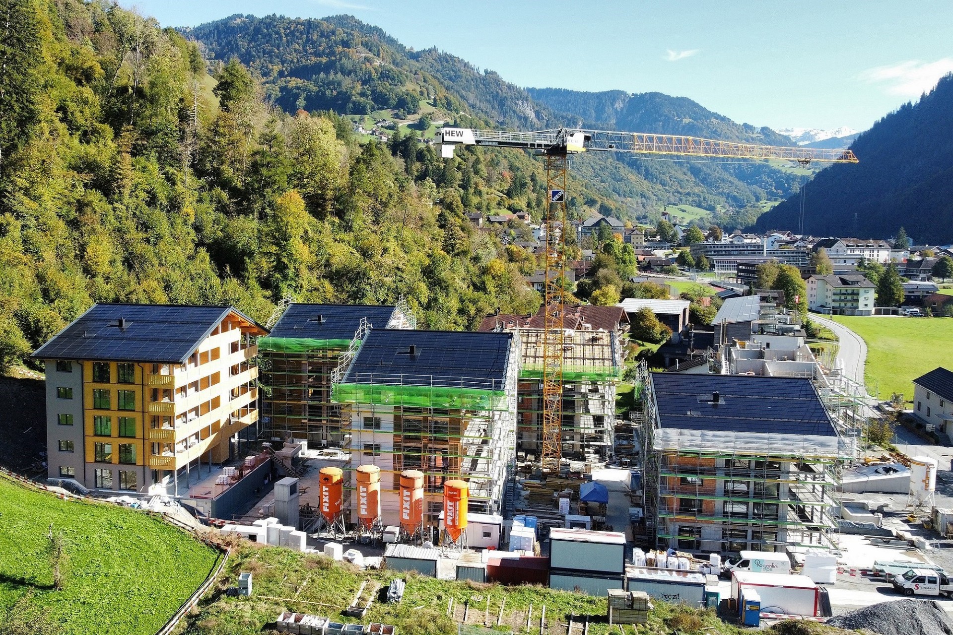 Bergiges Bauprojekt mit Neubauten und Kran