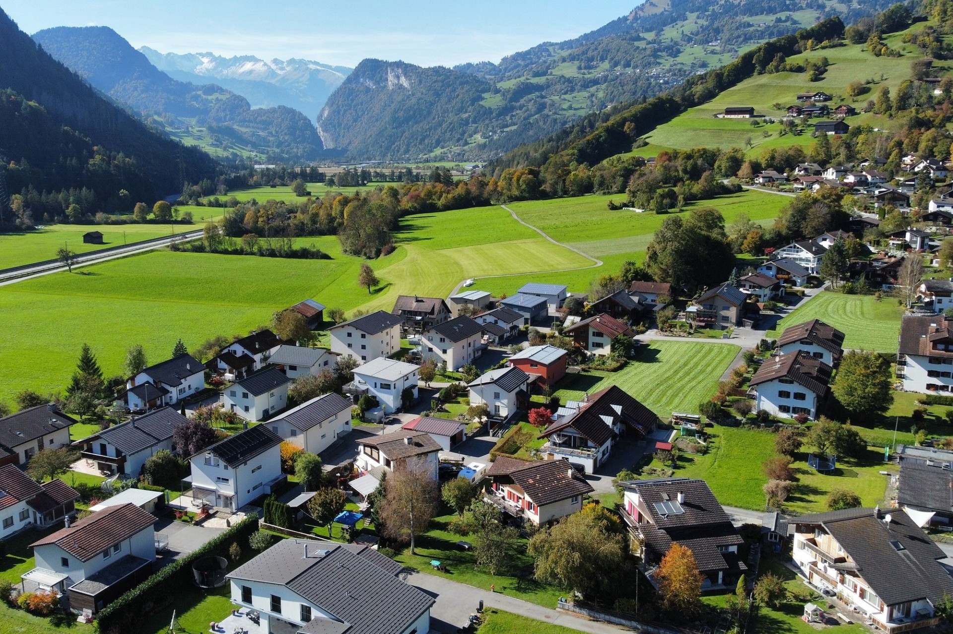 Drohnenaufnahme eines alpinen Dorfes im Tal