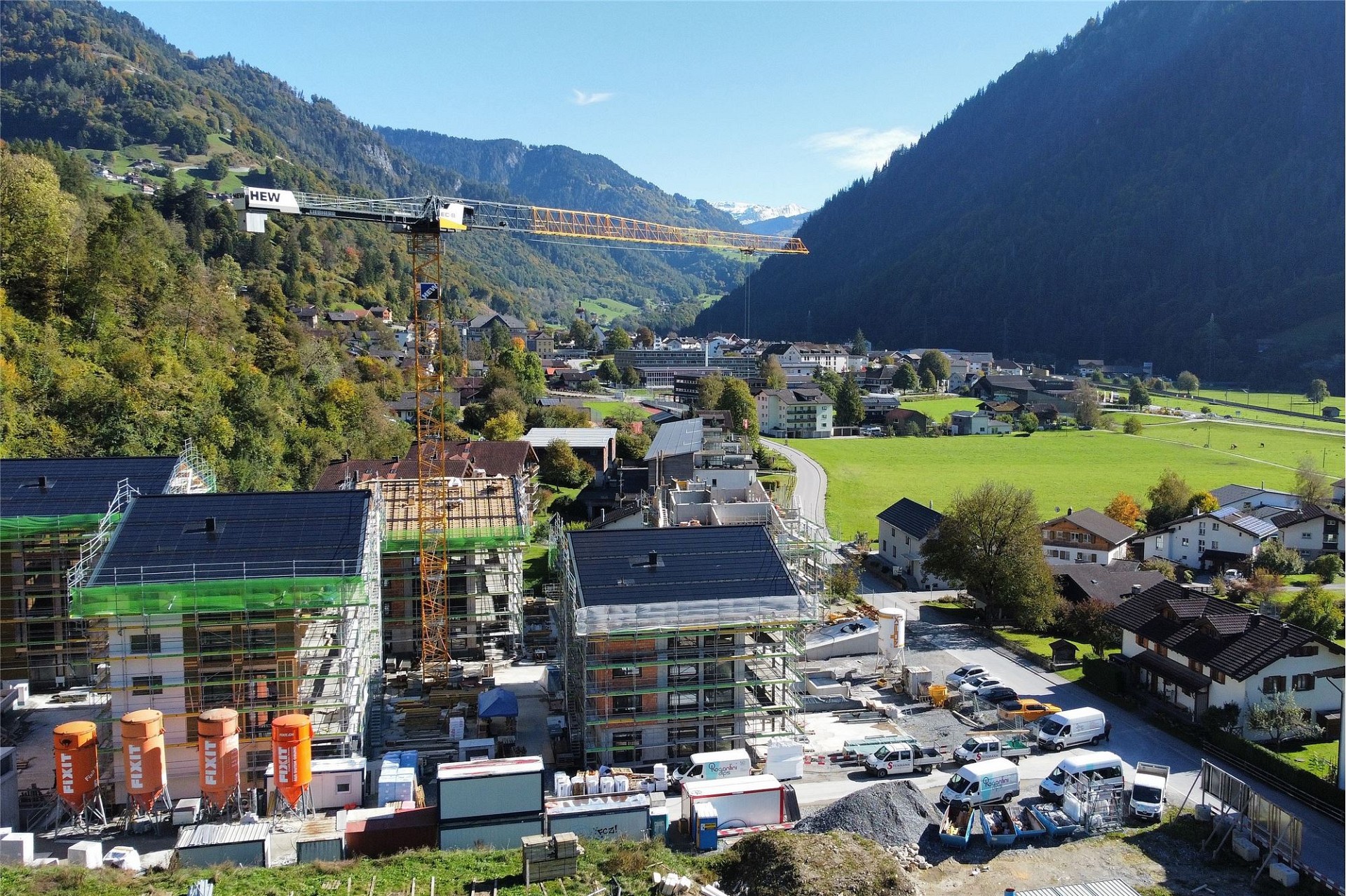 Bergtal mit Baustelle und Wohngebiet