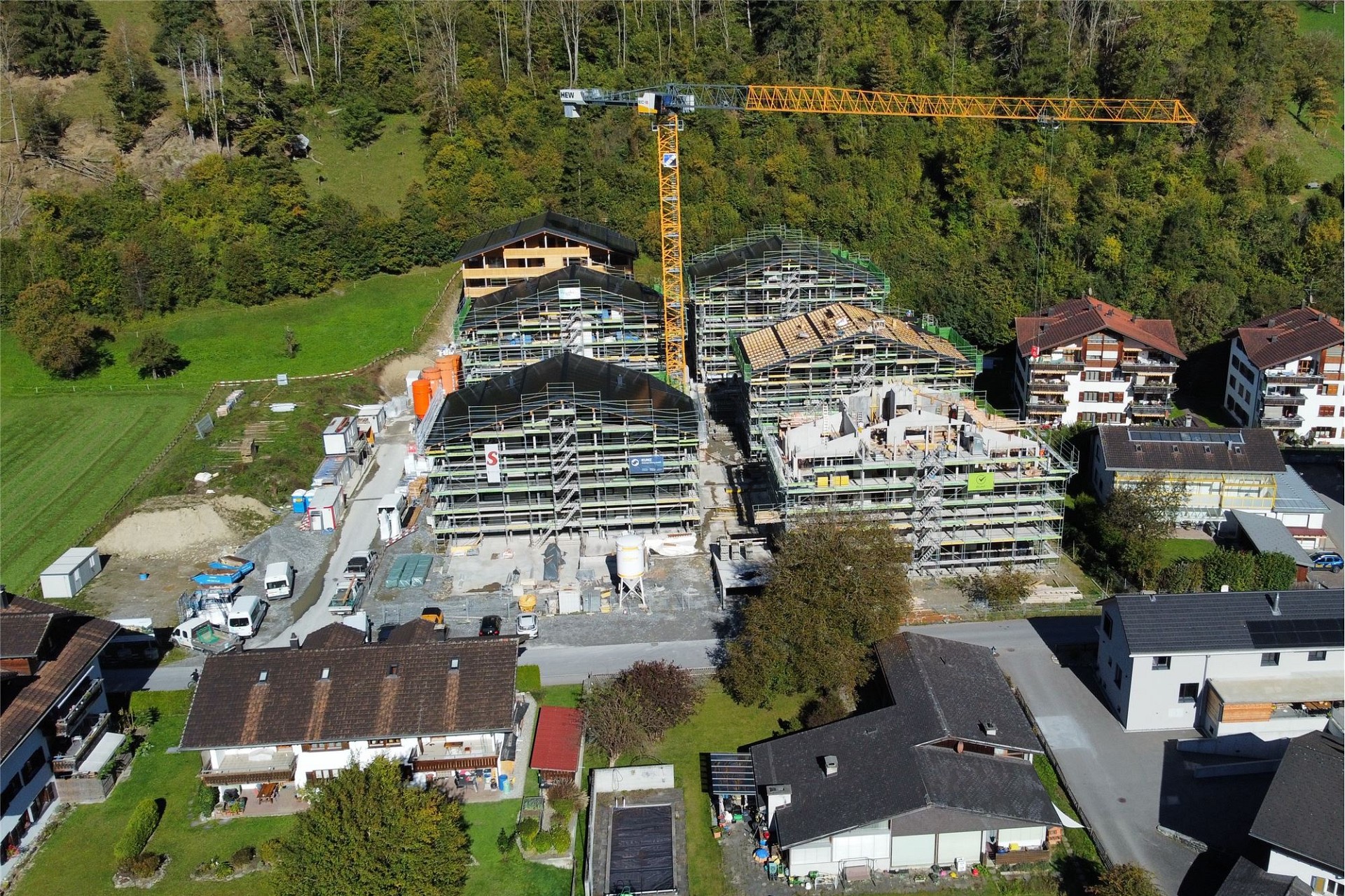 Luftaufnahme einer Baustelle mit Wohngebäuden