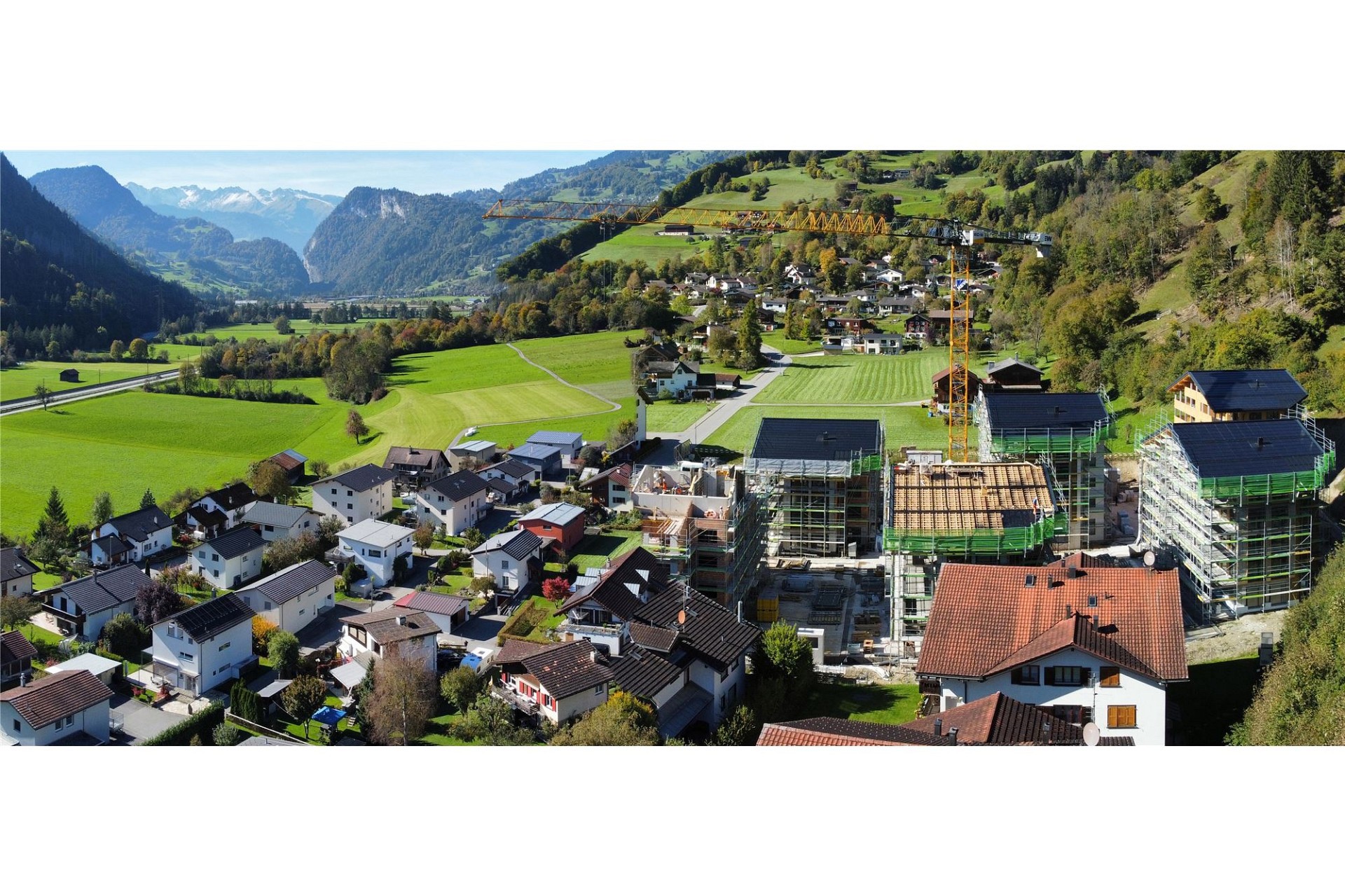 Alpenort mit Talblick und Wohnbebauung