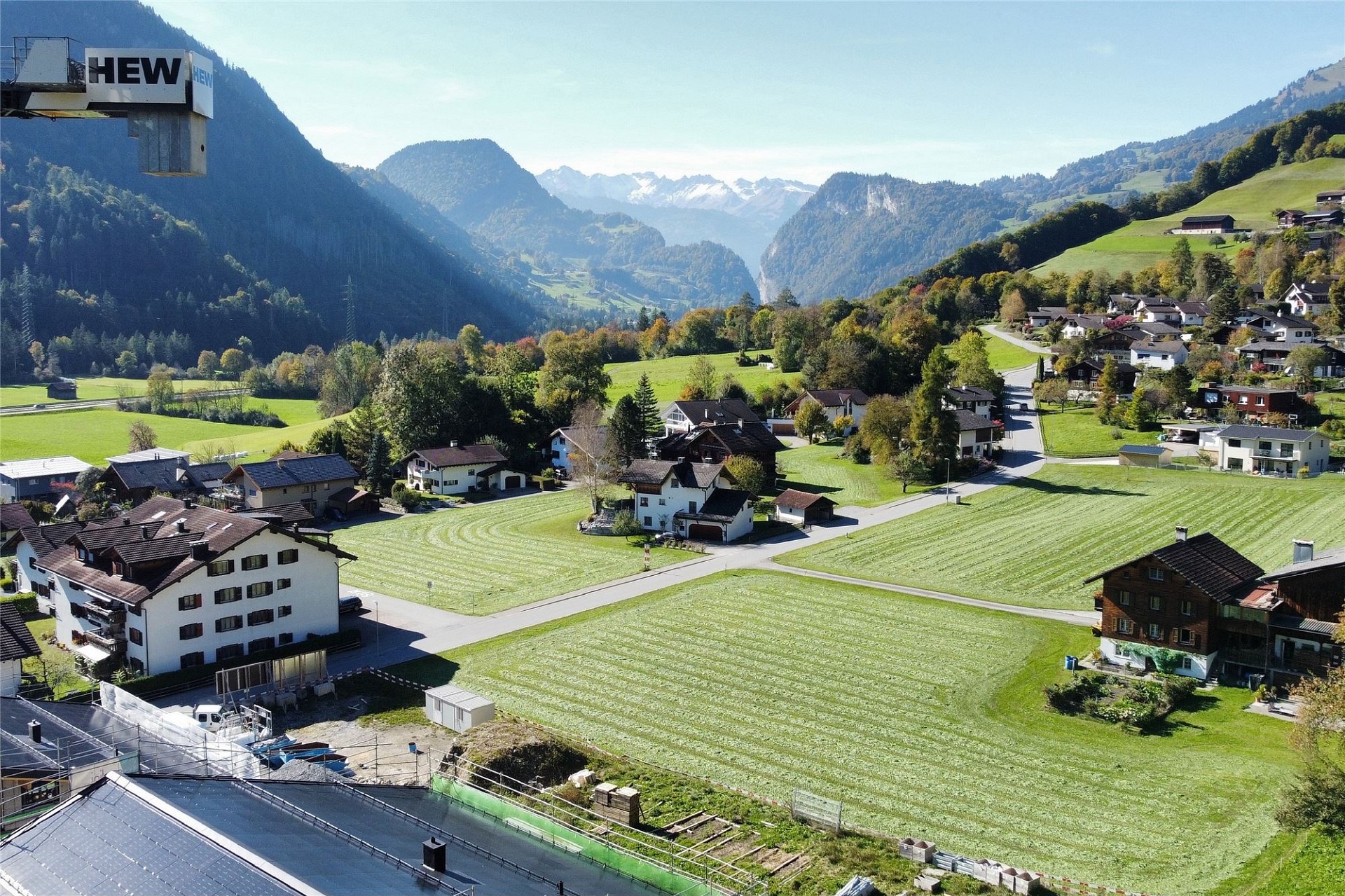 Alpines Dorfpanorama mit Bergblick