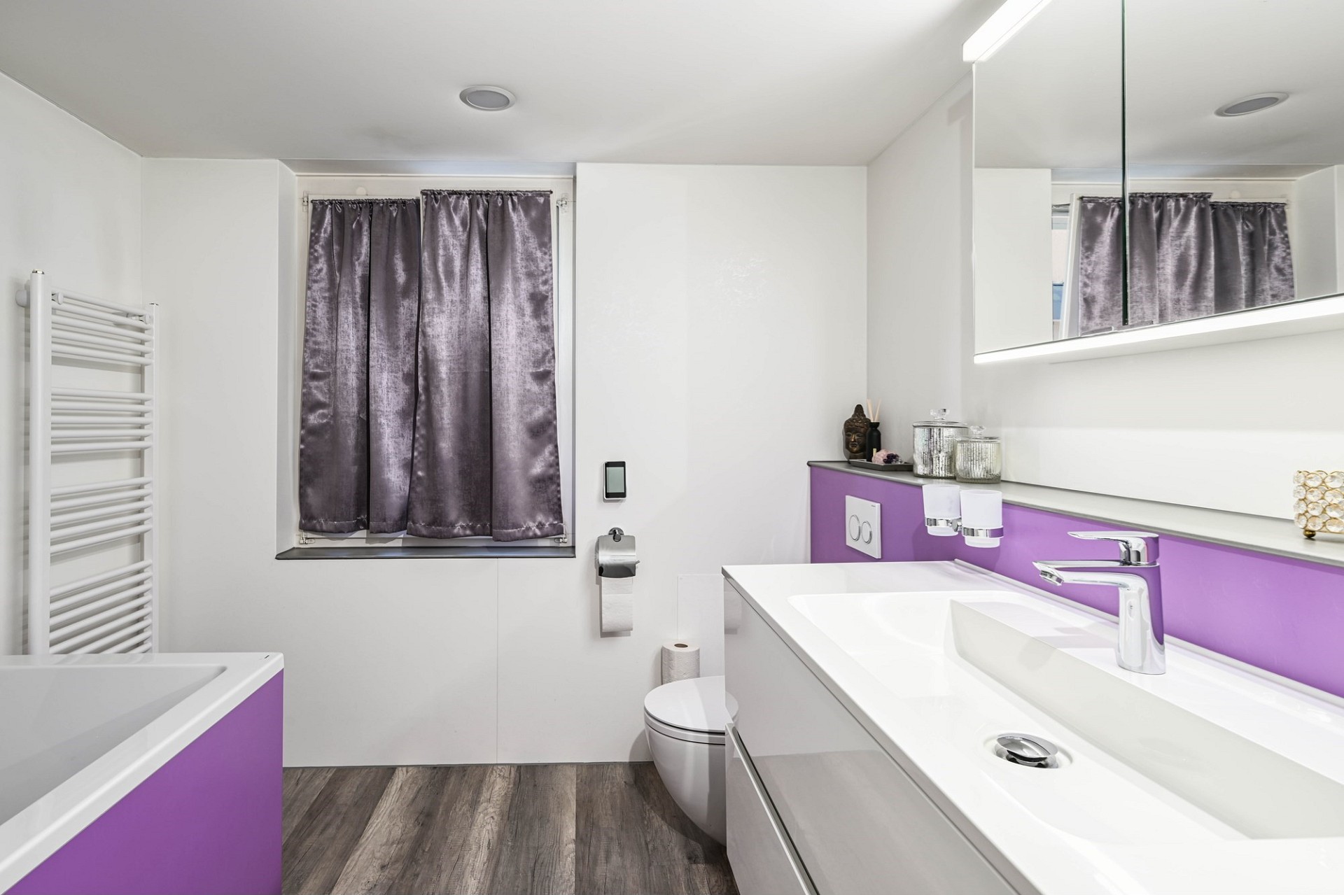 Modernes Badezimmer mit violetten Akzenten
