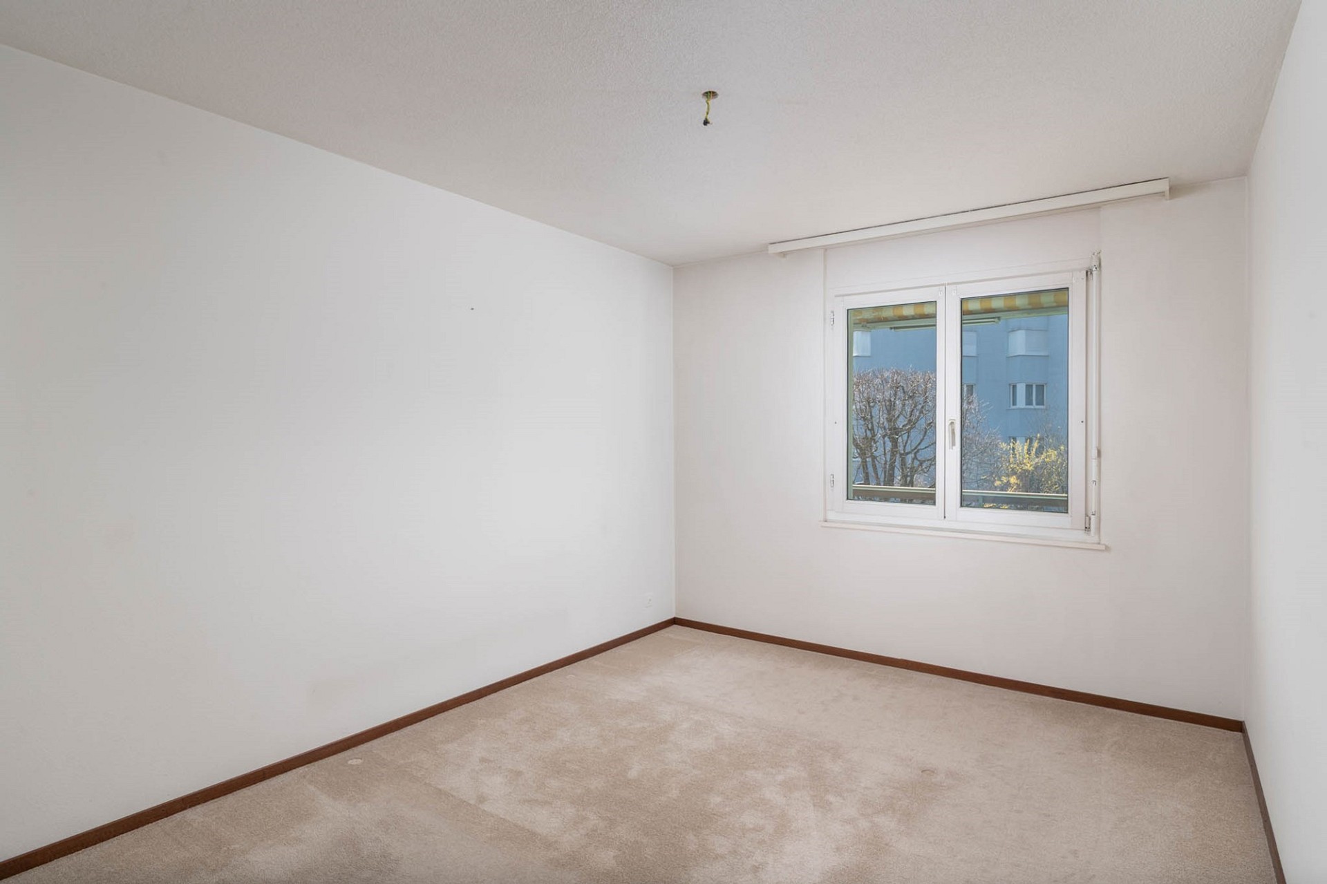 Leeres Zimmer mit Fenster