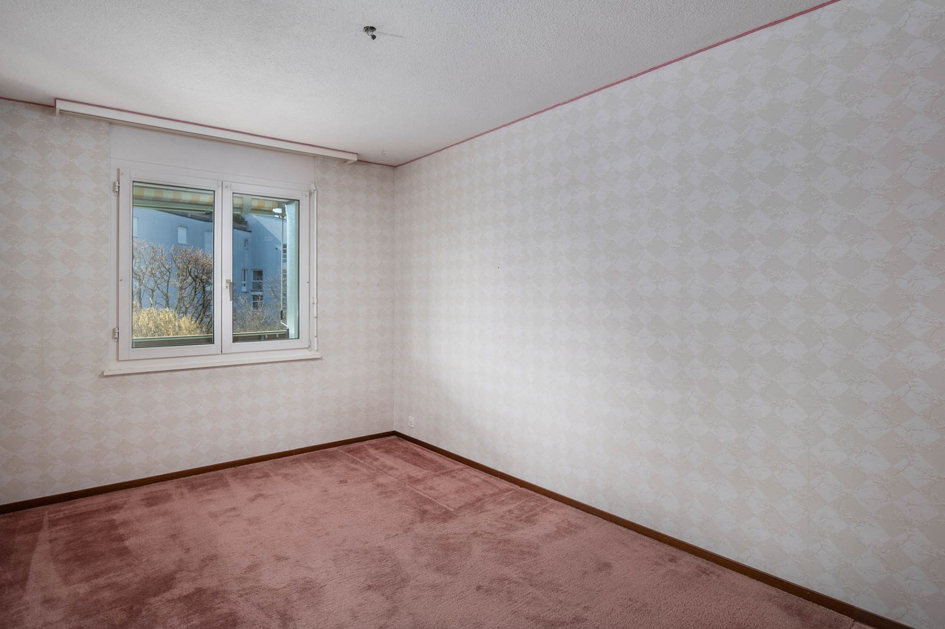 Leeres Schlafzimmer mit Fenster
