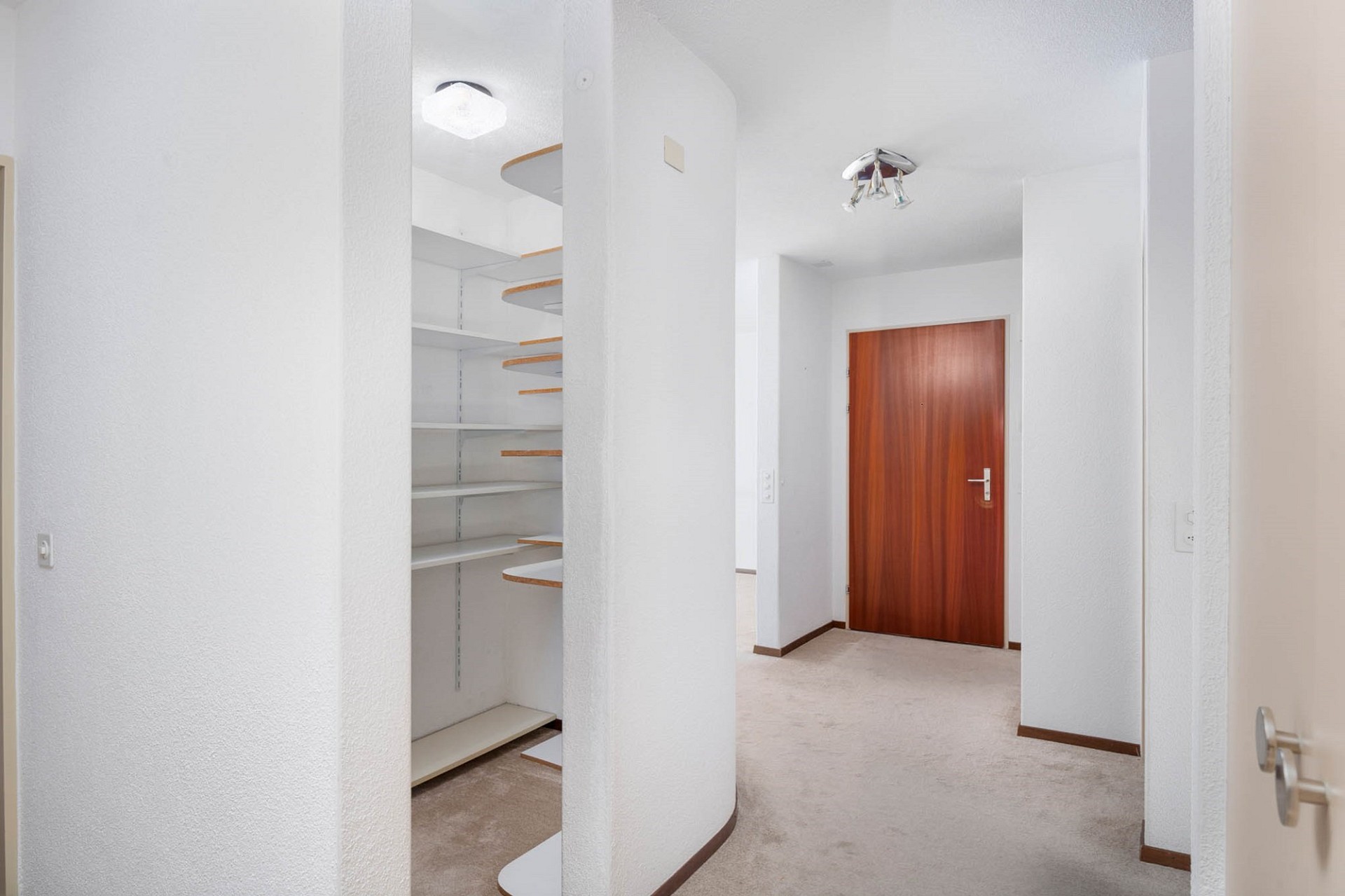 Heller Eingangsflur mit Einbauschrank