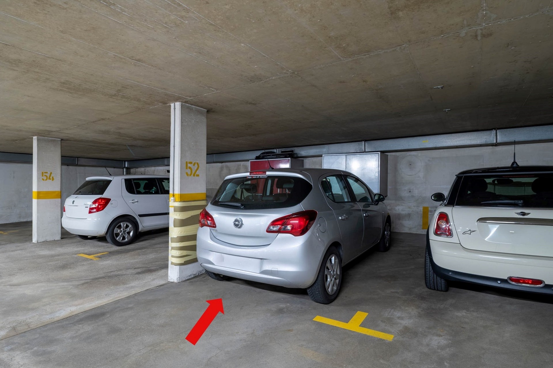 Tiefgarage mit geparkten Autos