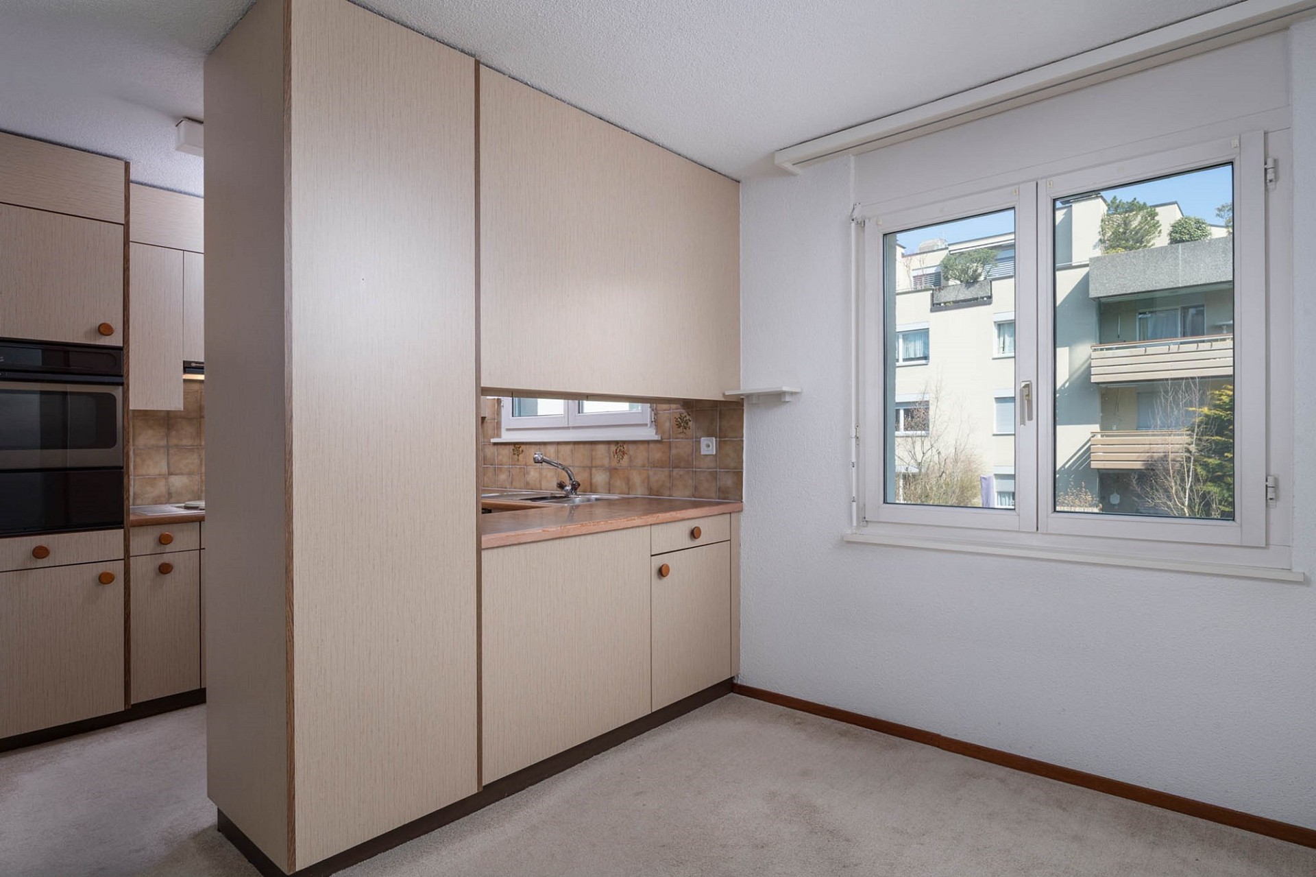 Heller Küchenraum mit Blick ins Freie