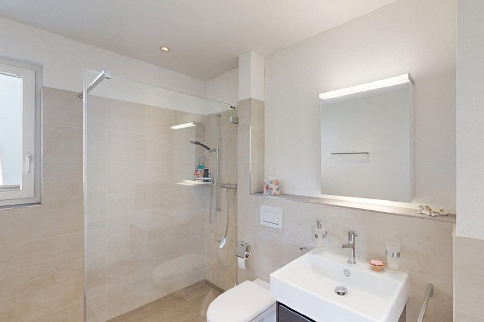 Modernes Badezimmer mit Dusche und Waschtisch